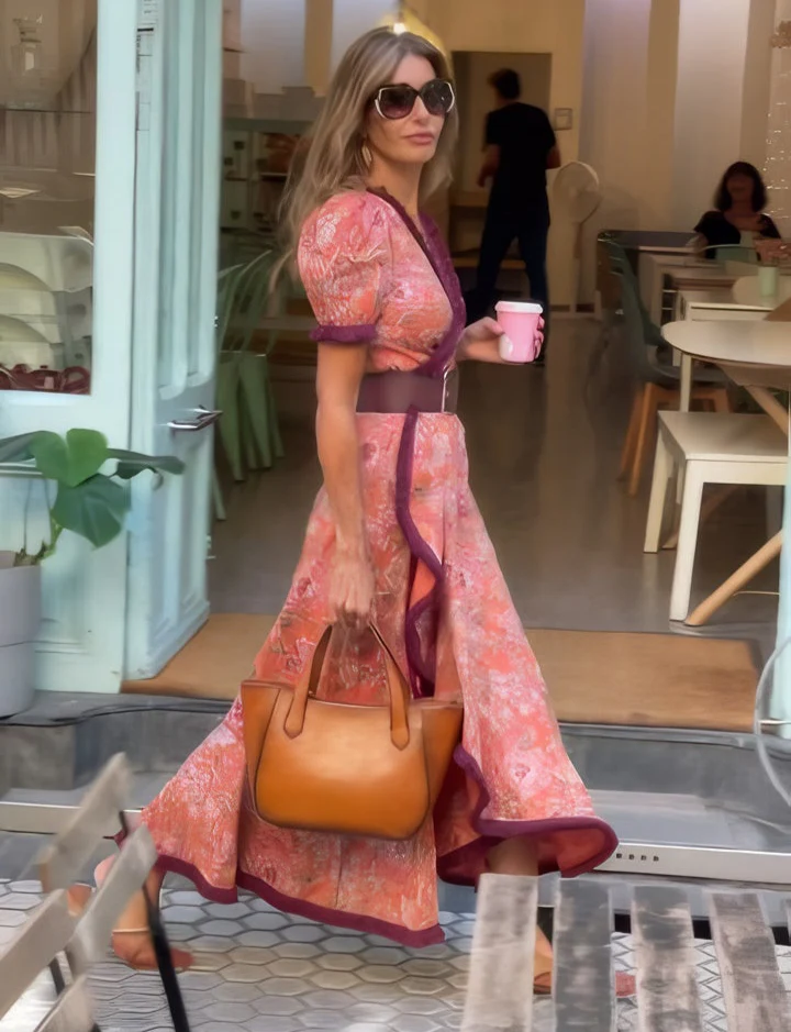 Robe longue fluide à manches courtes et taille cintrée