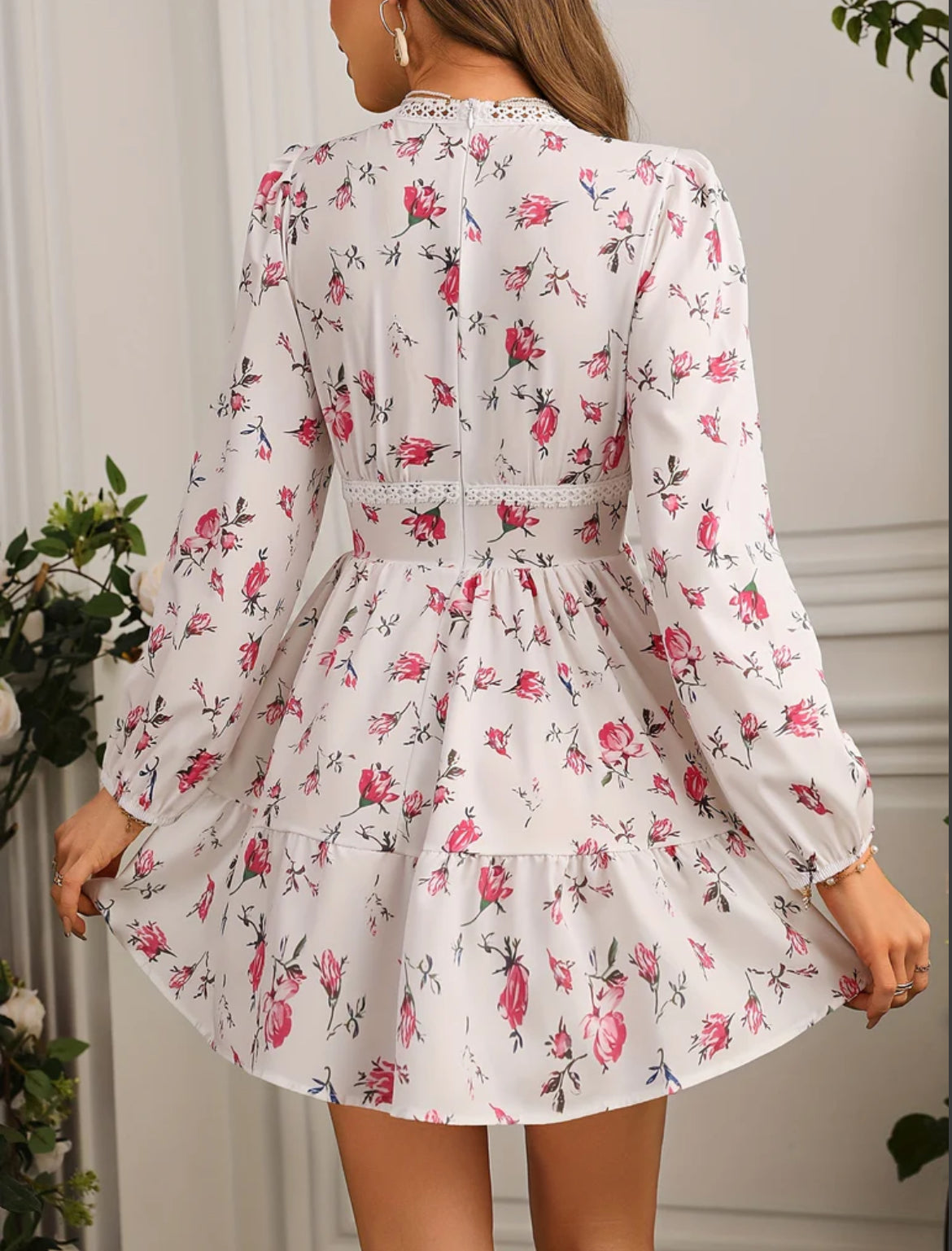 Joséphine – Robe mini à motif floral manches longues bouffantes et col en V femme