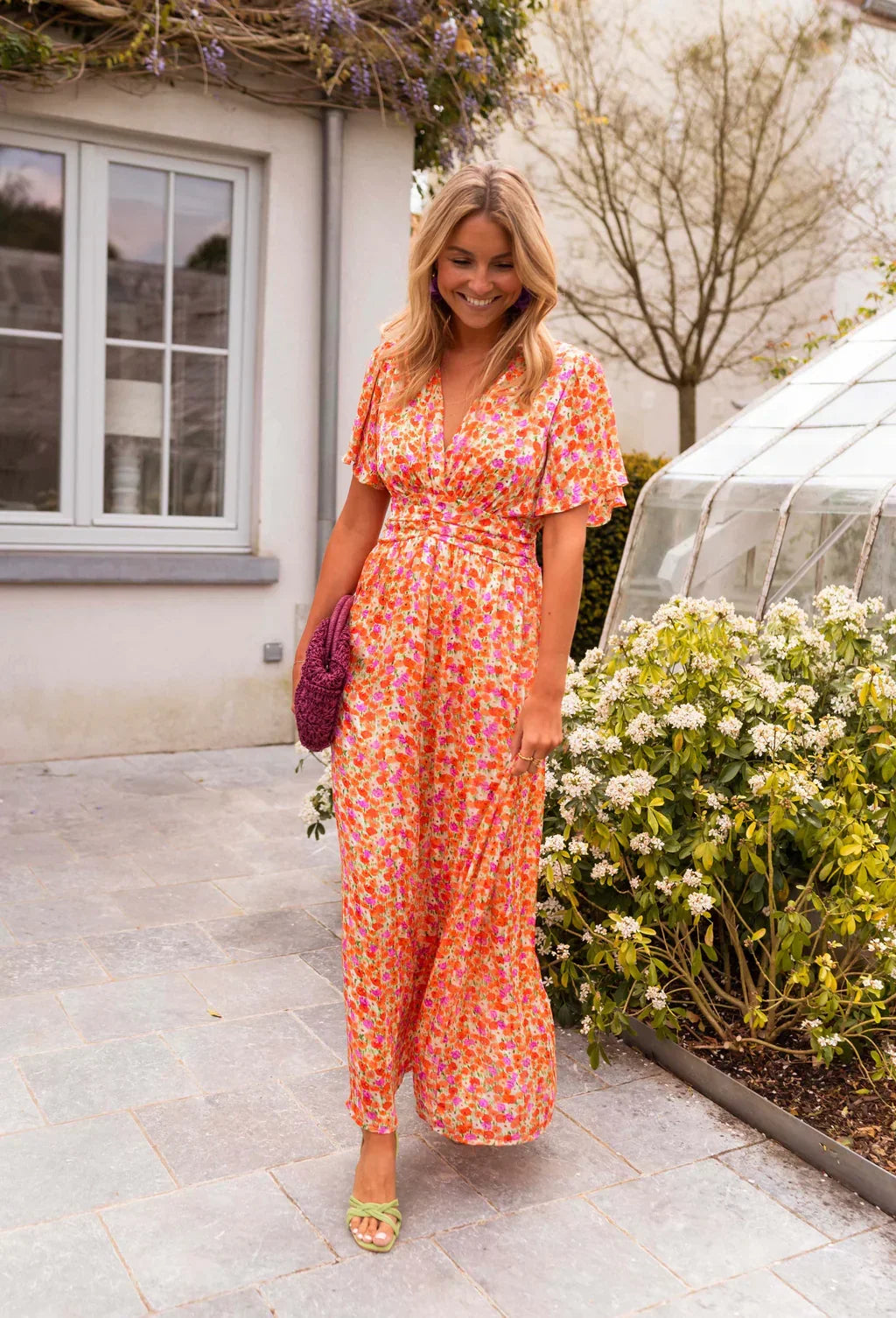 Robe longue fleurie à taille marquée et coupe fluide pour l'été