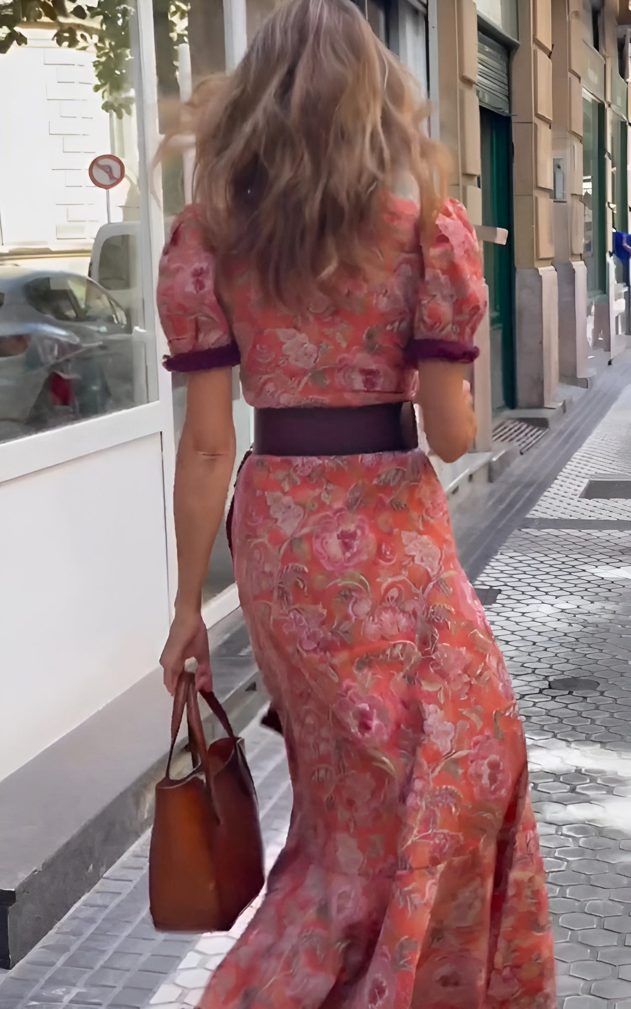 Robe longue fluide à manches courtes et taille cintrée