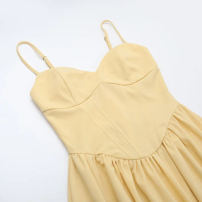 Gabrielle – Robe midi jaune coupe trapèze, bustier corseté structuré, décolleté cœur et poches latérales femme
