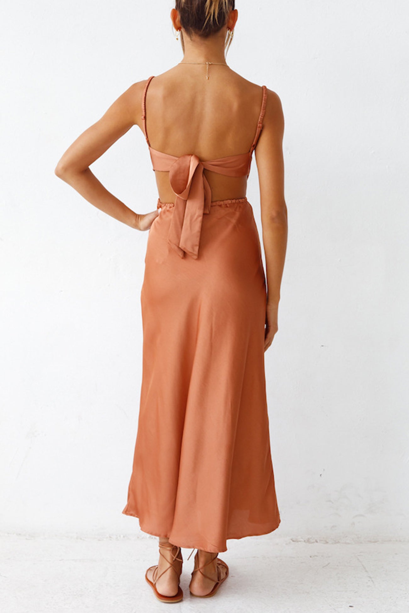 Sophie – Robe Satinée avec Col Bénitier et Dos à Nouer