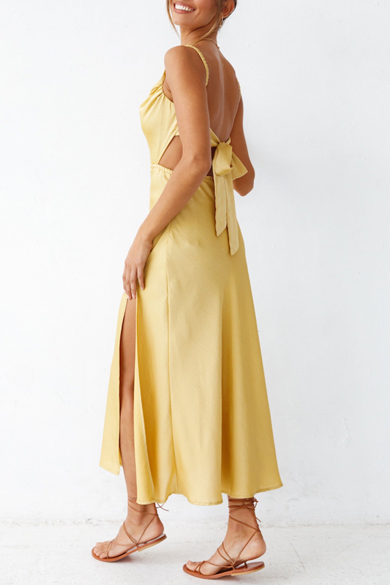 Sophie – Robe Satinée avec Col Bénitier et Dos à Nouer