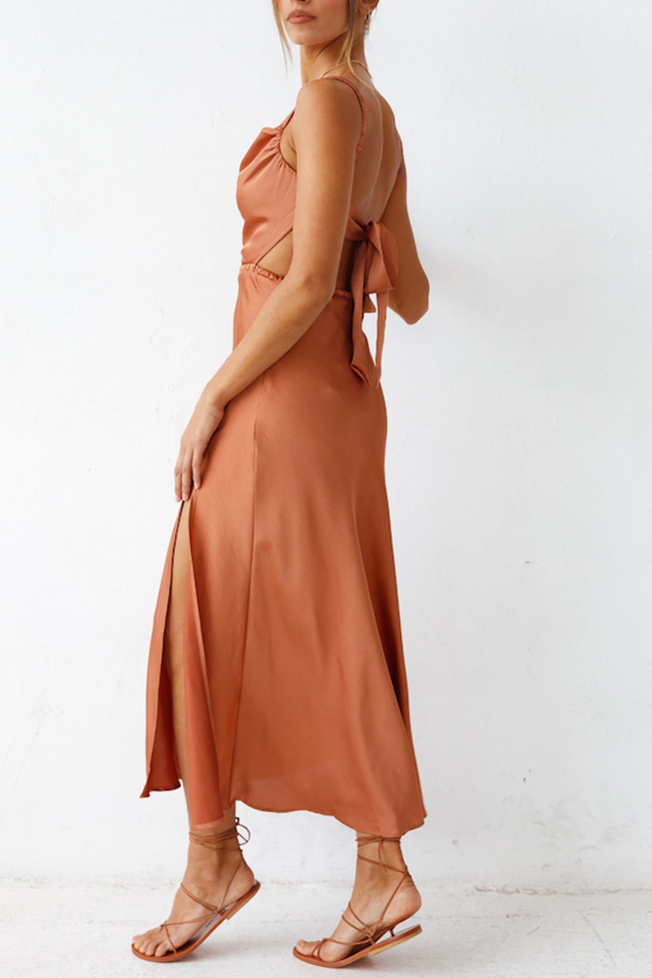 Sophie – Robe Satinée avec Col Bénitier et Dos à Nouer