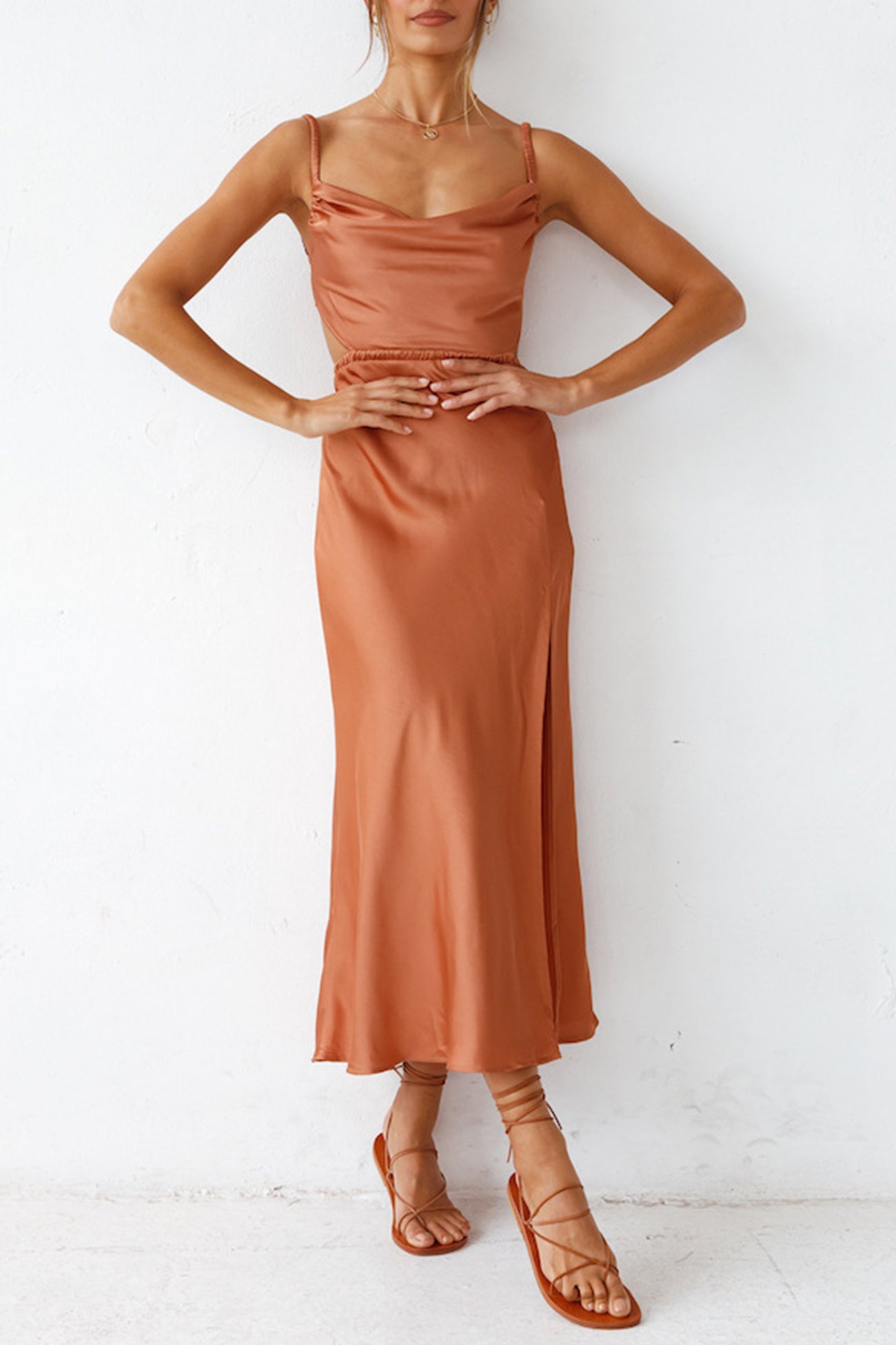 Sophie – Robe Satinée avec Col Bénitier et Dos à Nouer