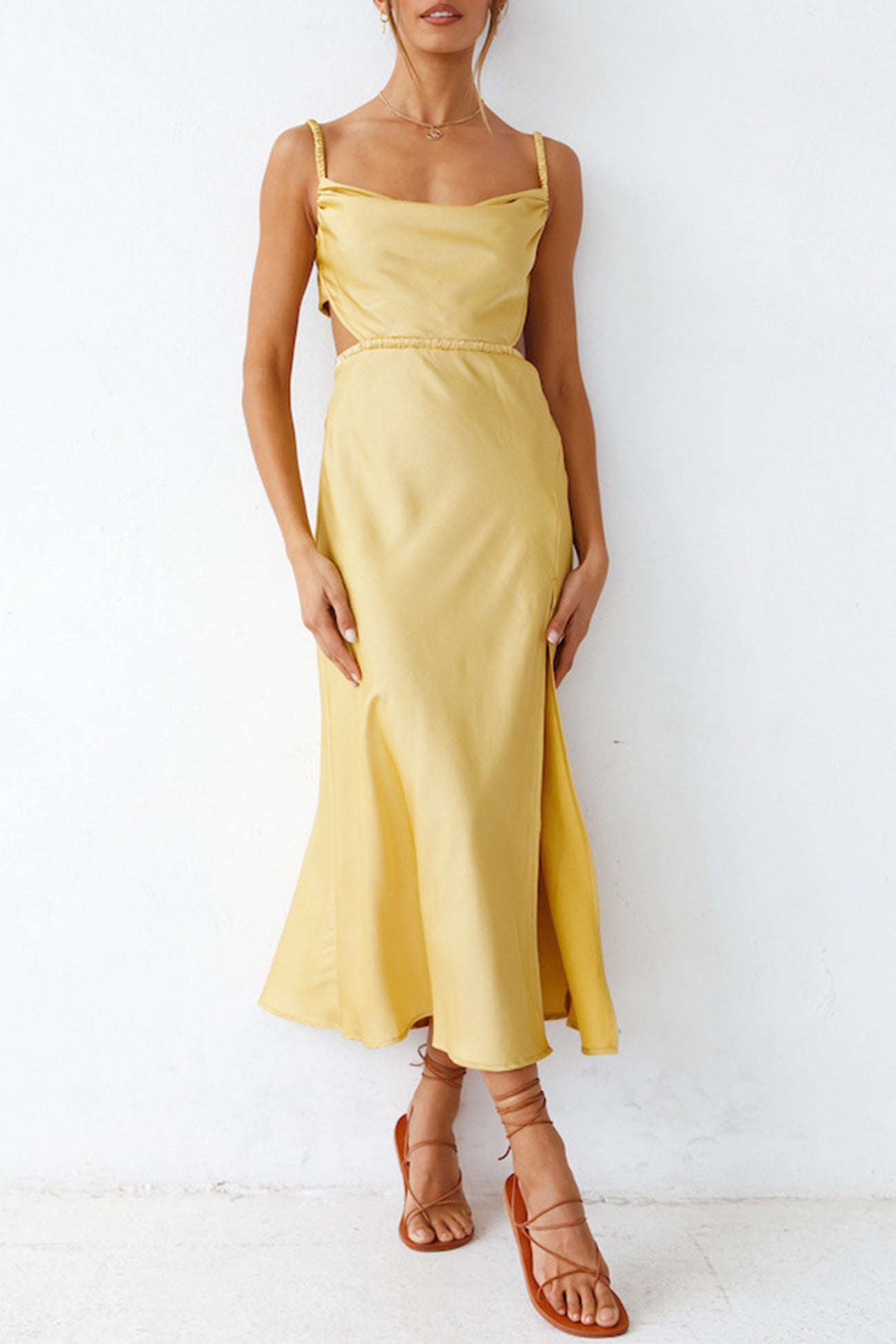 Sophie – Robe Satinée avec Col Bénitier et Dos à Nouer