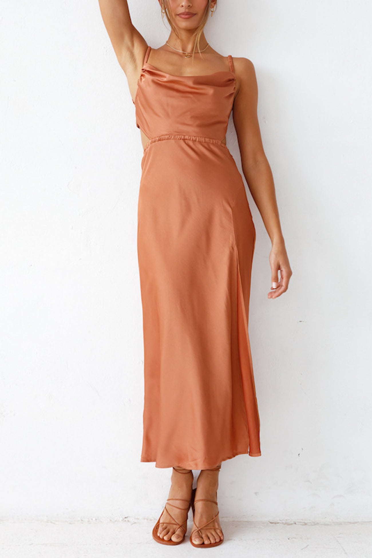 Sophie – Robe Satinée avec Col Bénitier et Dos à Nouer