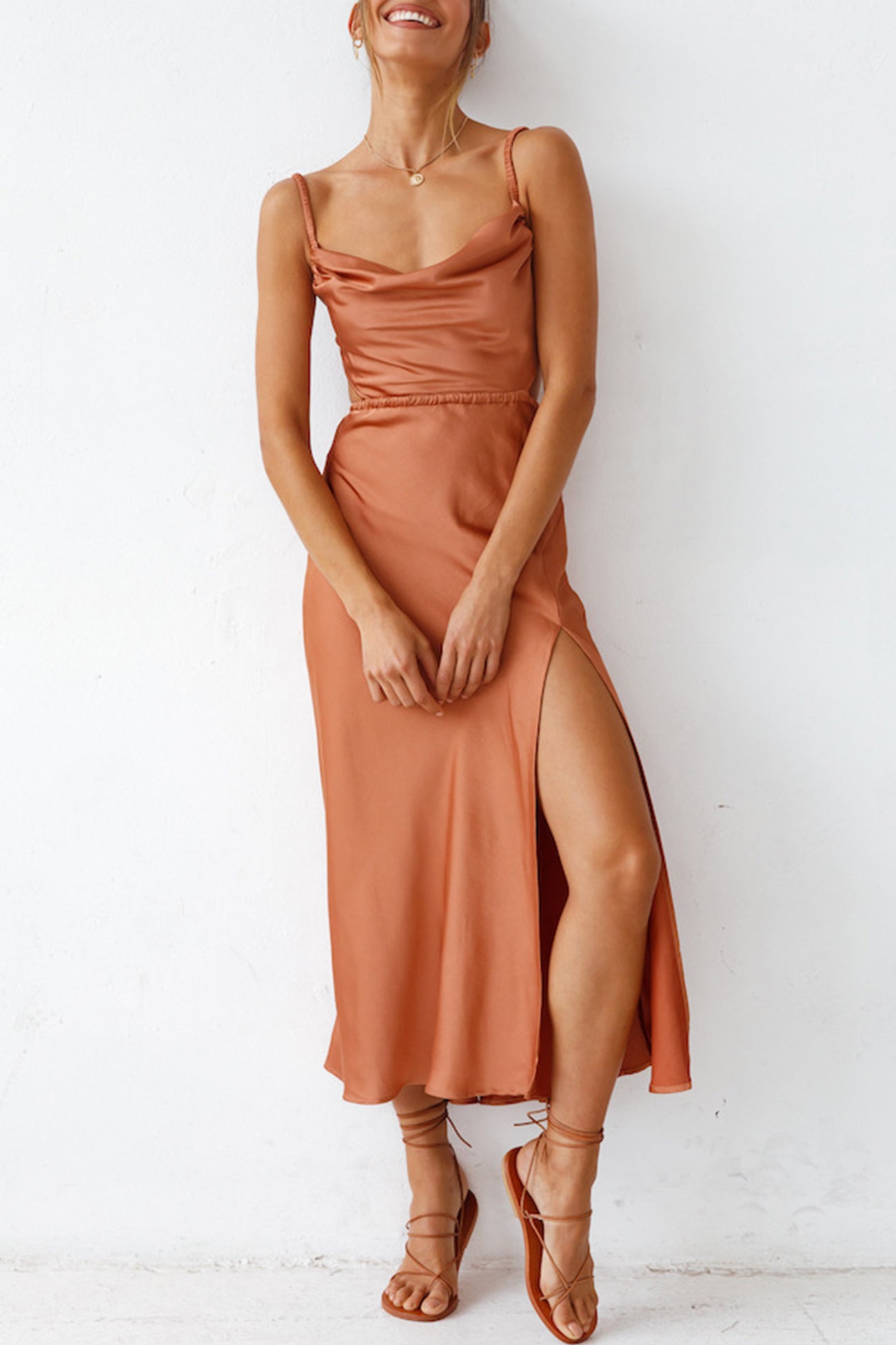 Sophie – Robe Satinée avec Col Bénitier et Dos à Nouer