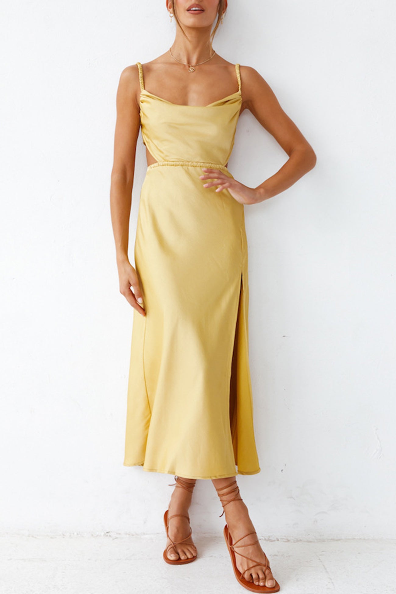 Sophie – Robe Satinée avec Col Bénitier et Dos à Nouer