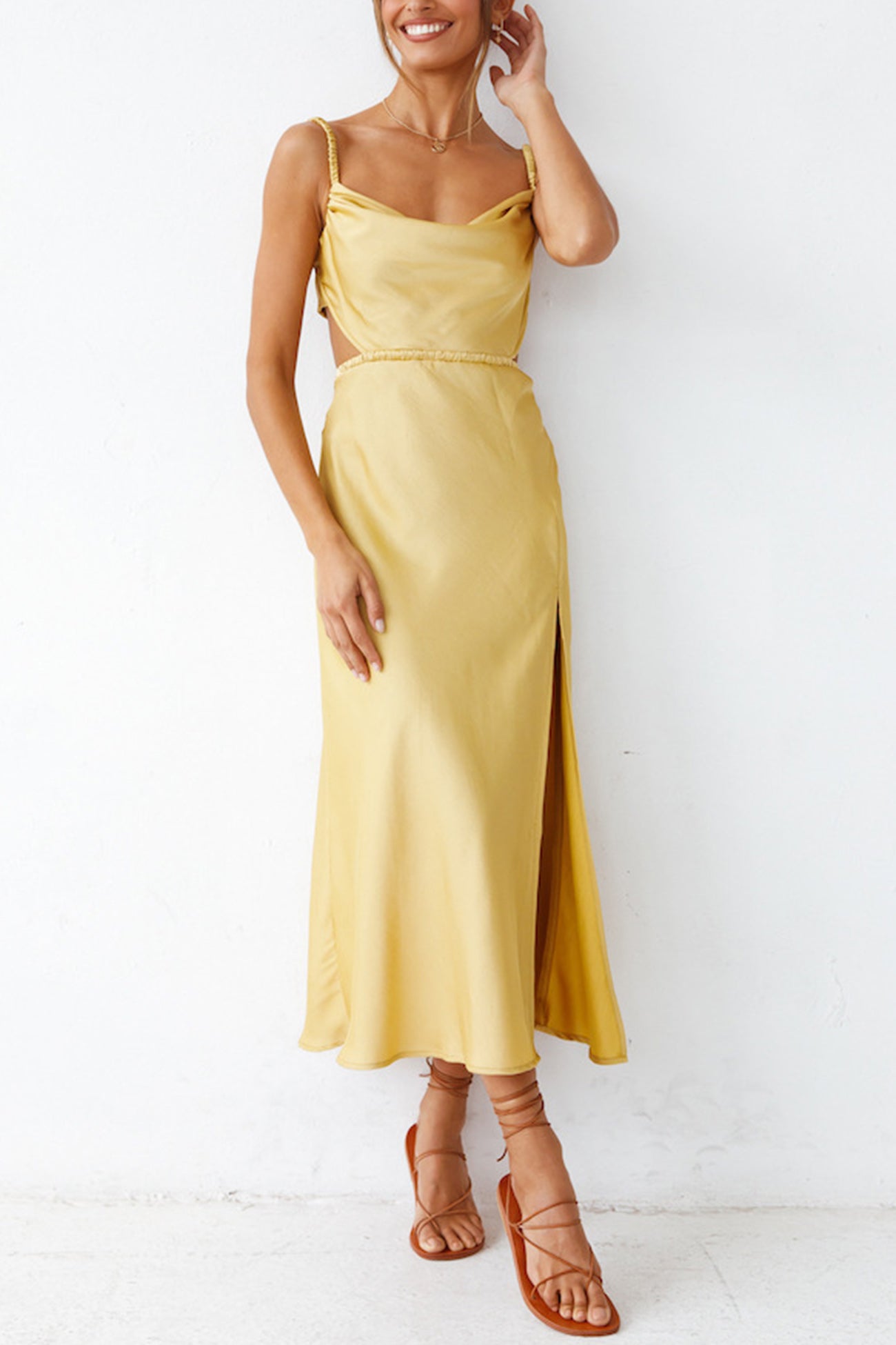 Sophie – Robe Satinée avec Col Bénitier et Dos à Nouer