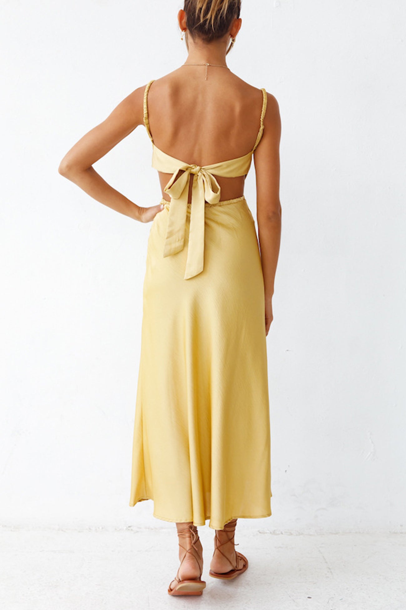 Sophie – Robe Satinée avec Col Bénitier et Dos à Nouer