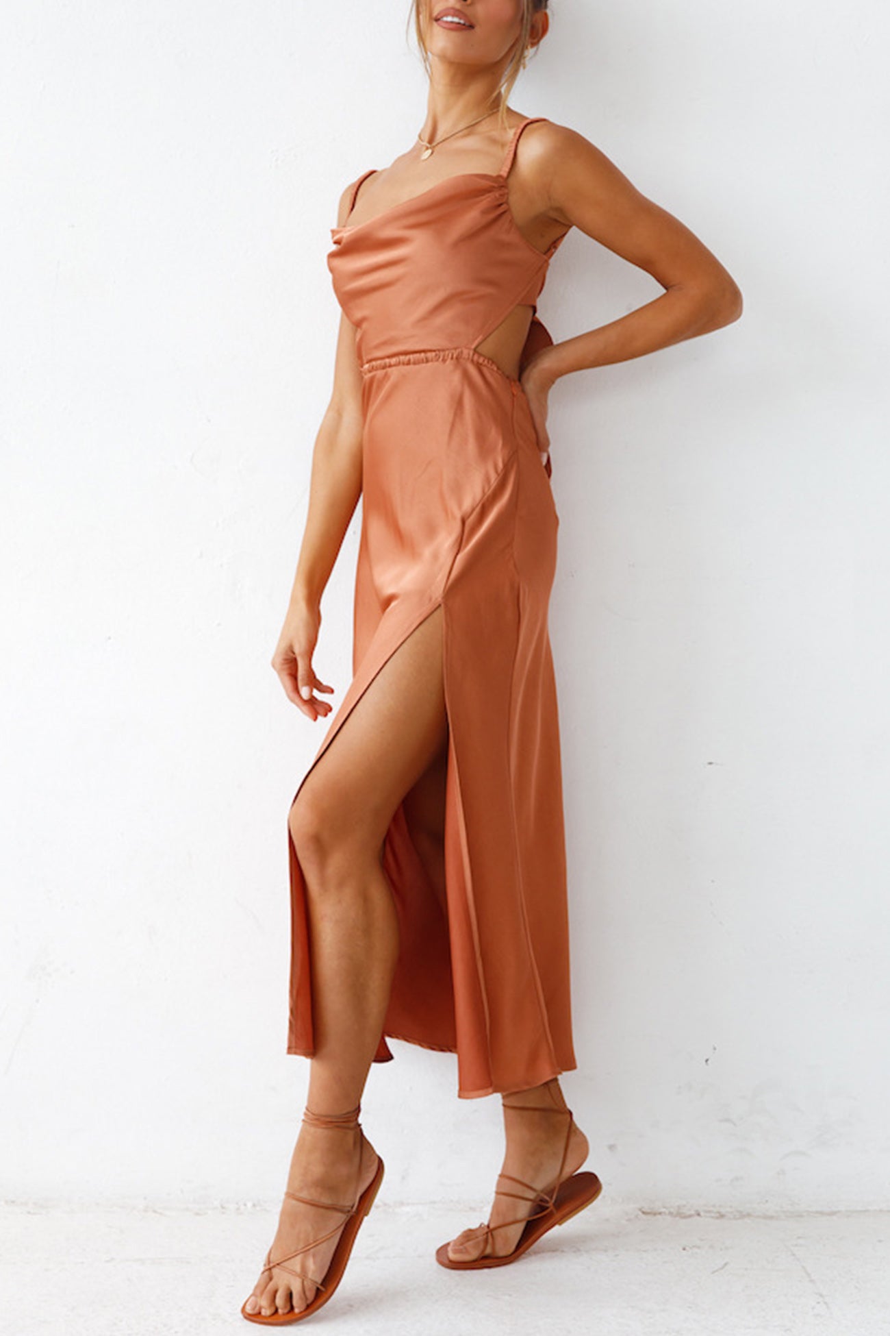 Sophie – Robe Satinée avec Col Bénitier et Dos à Nouer