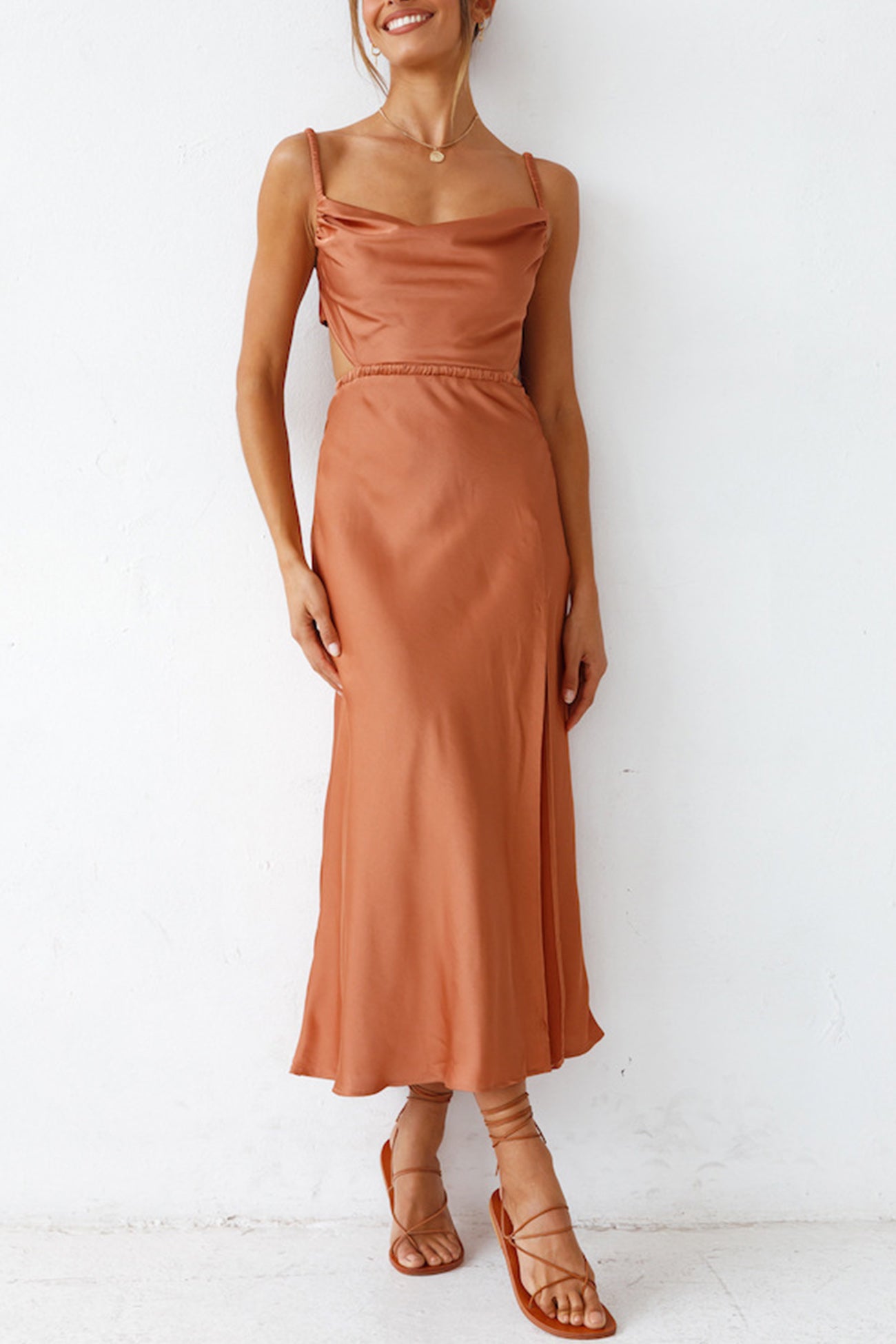 Sophie – Robe Satinée avec Col Bénitier et Dos à Nouer