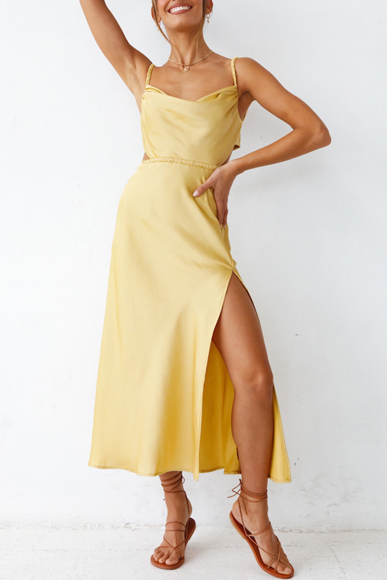 Sophie – Robe Satinée avec Col Bénitier et Dos à Nouer