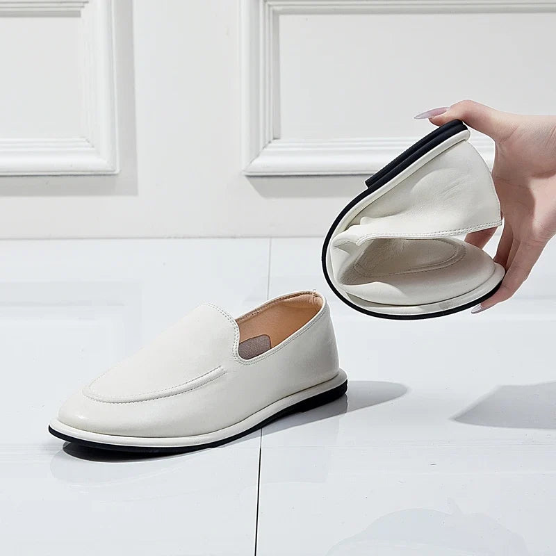 Mocassins femme minimalistes à bout rond en similicuir mat 4