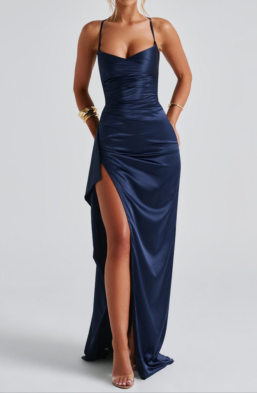 Inès – Robe maxi de soirée bleu marine à fines bretelles avec fente haute et taille froncée femme