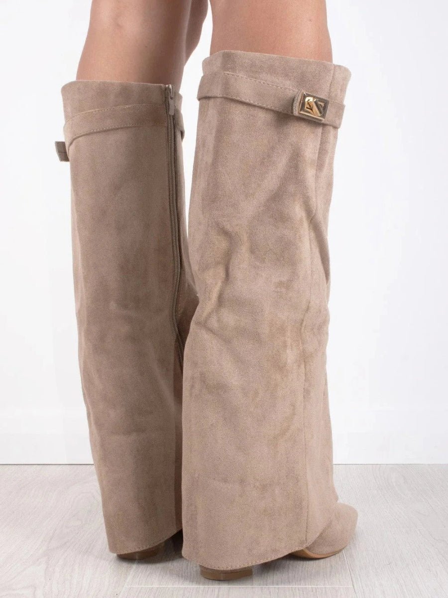 Bottes hautes femme en daim à détails dorés et silhouette affinée 10