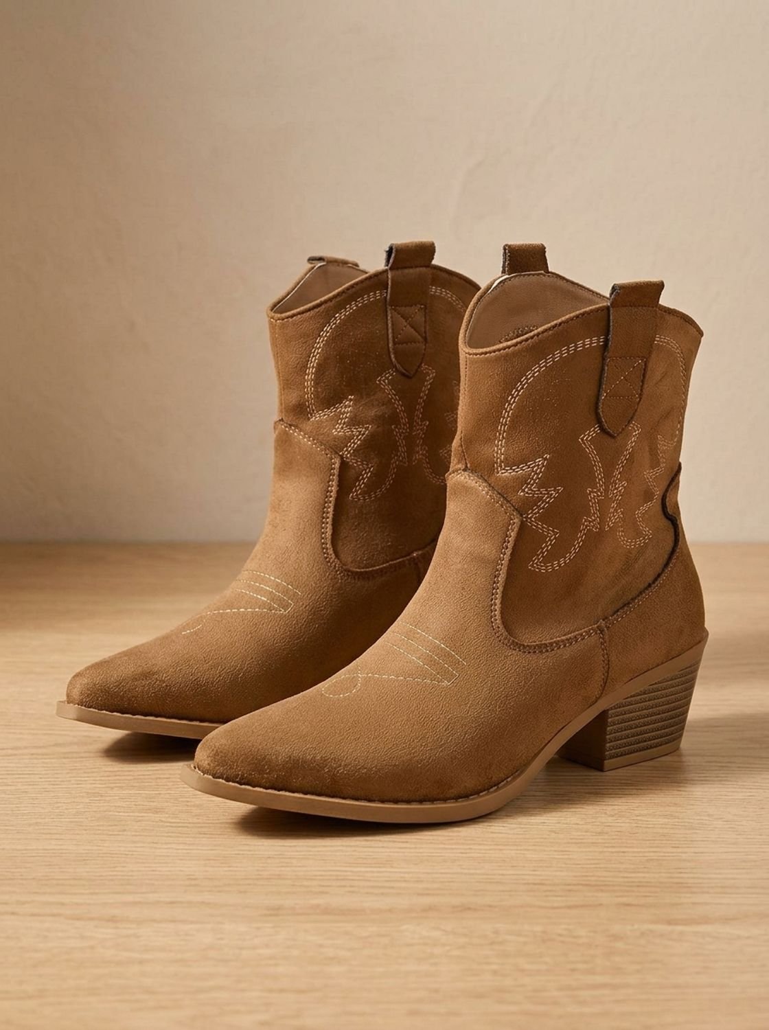 Bottines santiags brodées à tige large et talon bloc 2