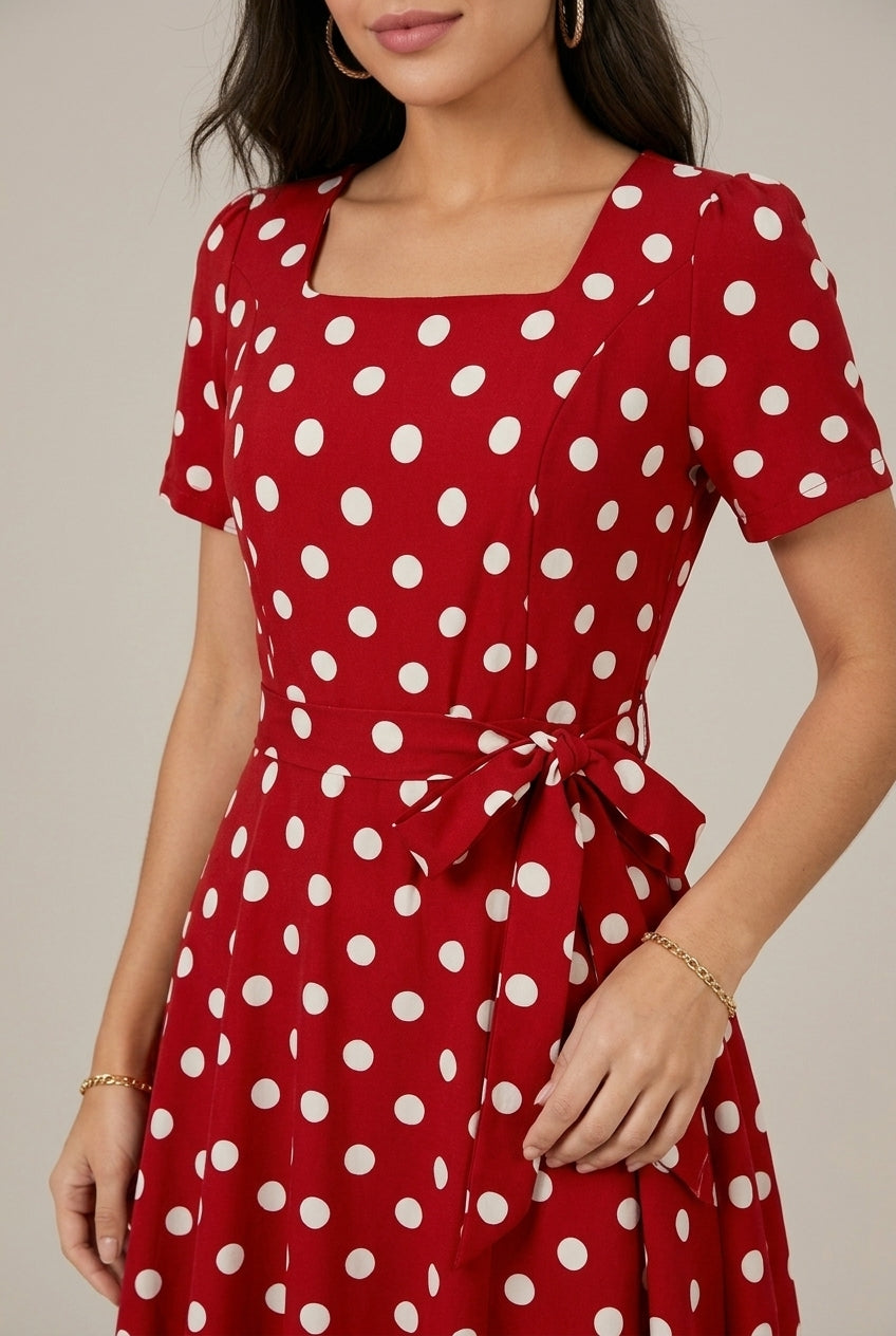 Solène – Robe midi portefeuille à pois, col carré et manches courtes femme