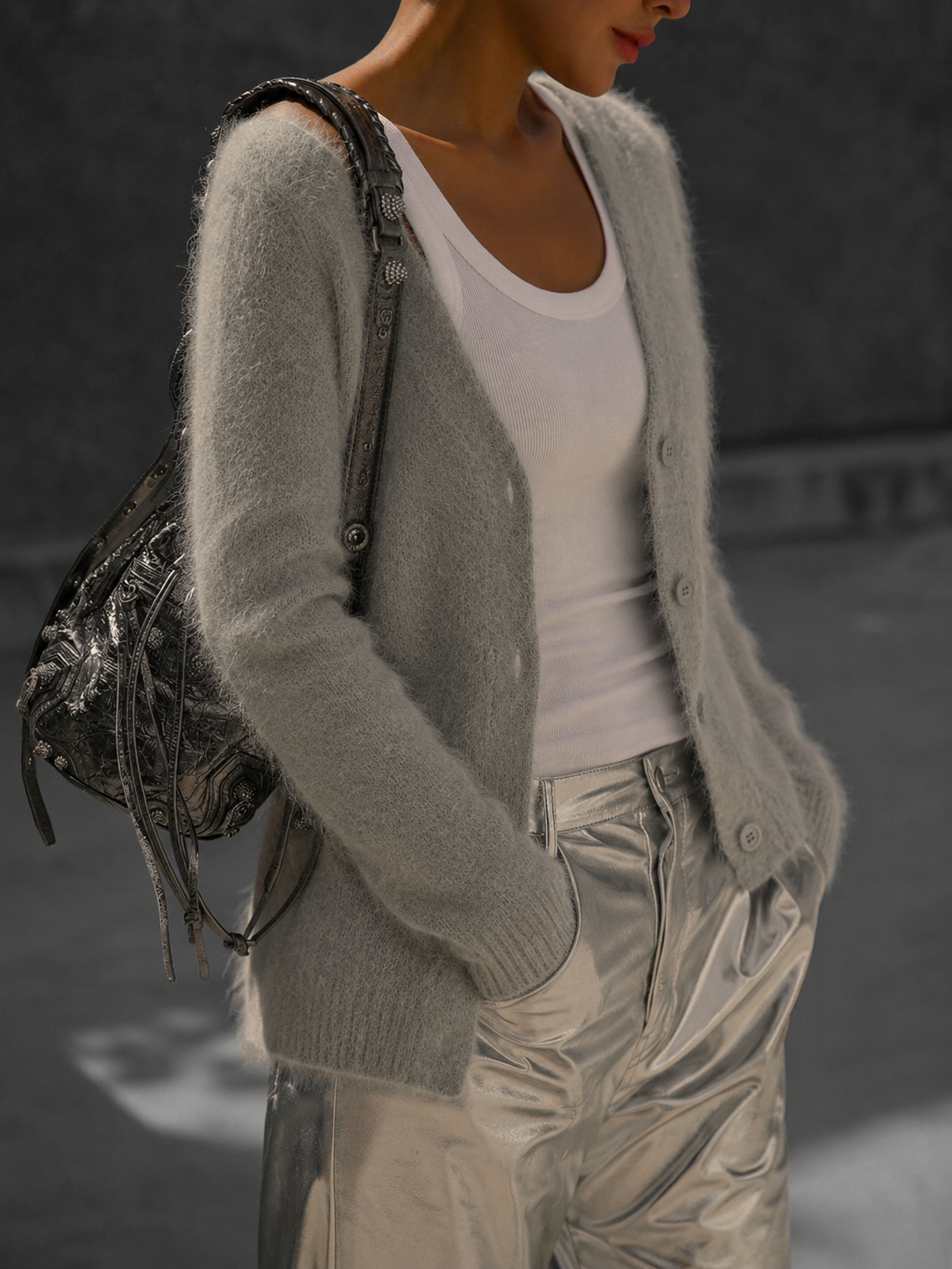Gilet en maille femme oversize boutonné col V 2