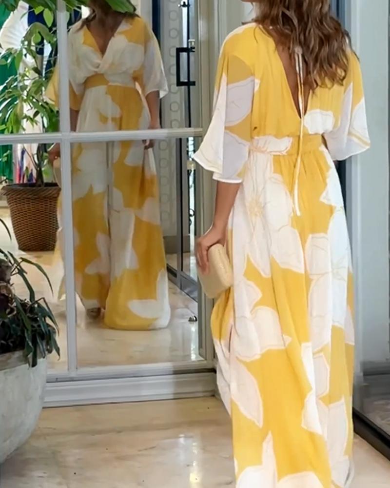 Robe de soirée fleurie à détails contrastés pour événements festifs