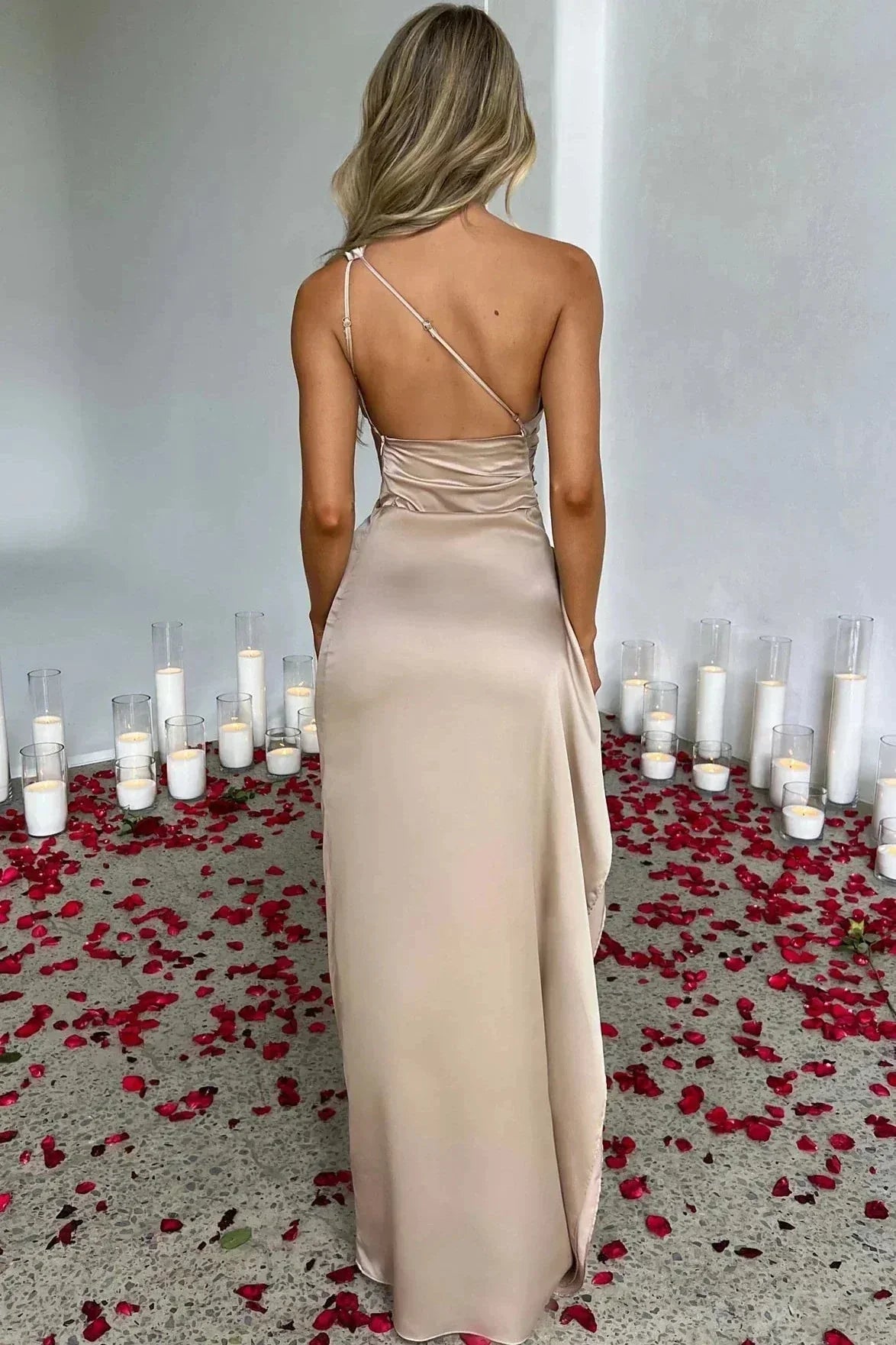 Momo – Robe longue asymétrique avec fente – sensualité sculptée et élégance fluide