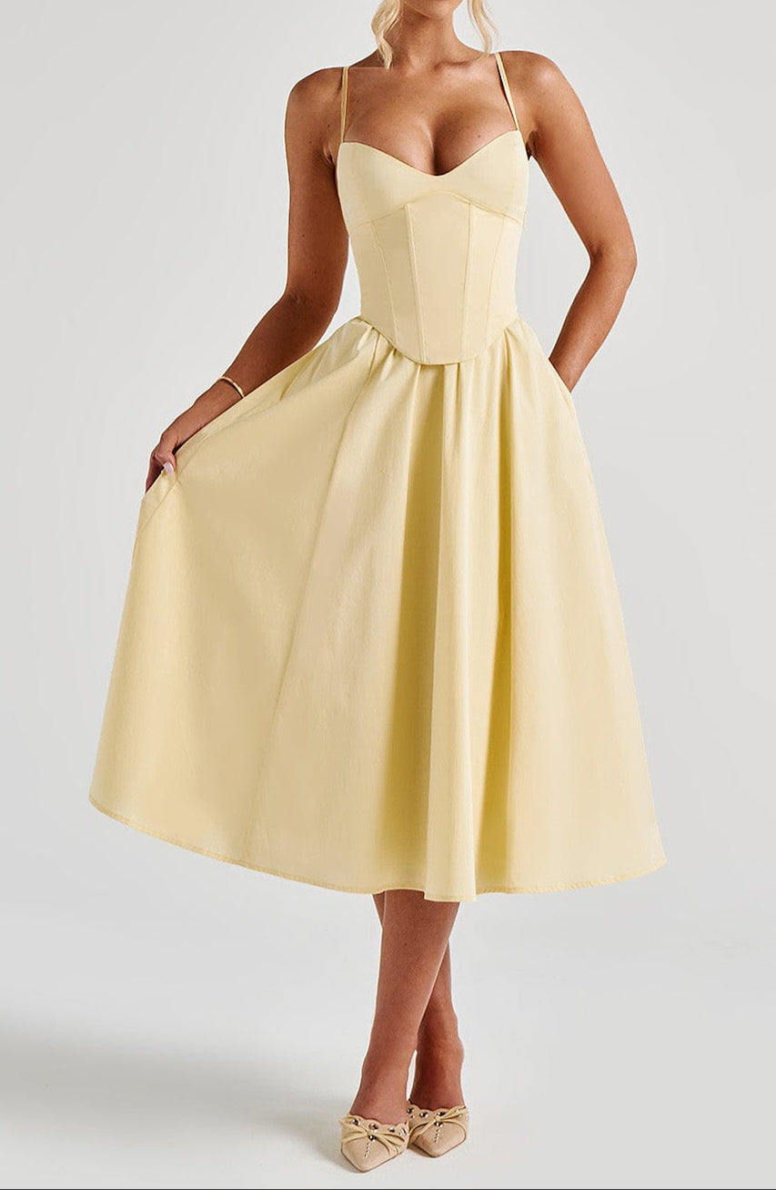 Gabrielle – Robe midi jaune coupe trapèze, bustier corseté structuré, décolleté cœur et poches latérales femme