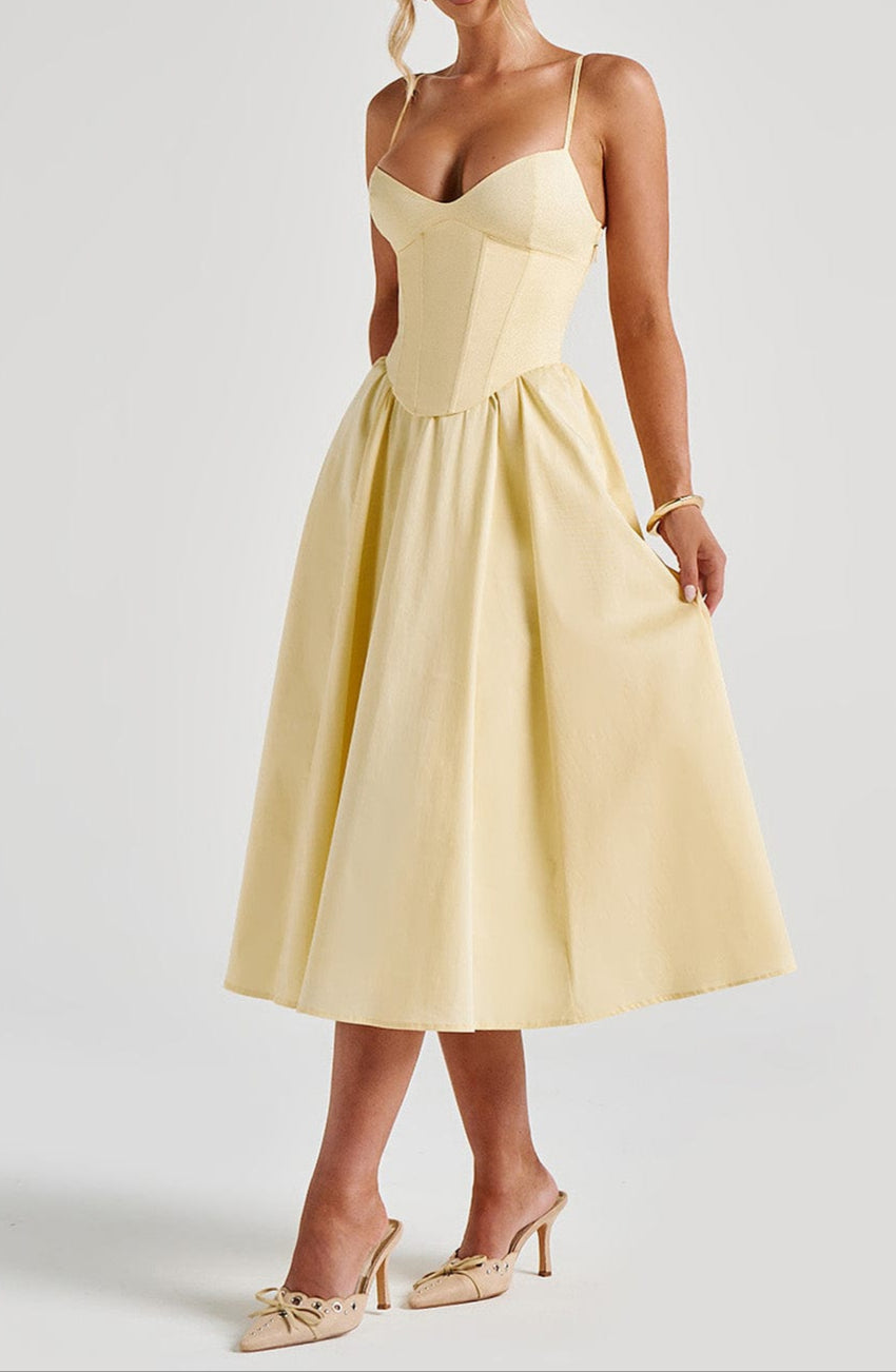 Gabrielle – Robe midi jaune coupe trapèze, bustier corseté structuré, décolleté cœur et poches latérales femme