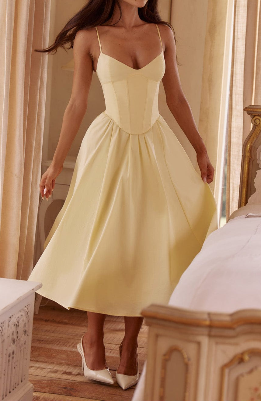 Gabrielle – Robe midi jaune coupe trapèze, bustier corseté structuré, décolleté cœur et poches latérales femme