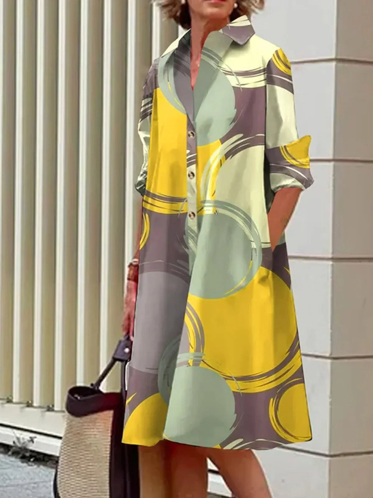 Robe-Chemise à Pois Abstraits – Élégance Structurée et Touche Moderne pour un Look Polyvalent