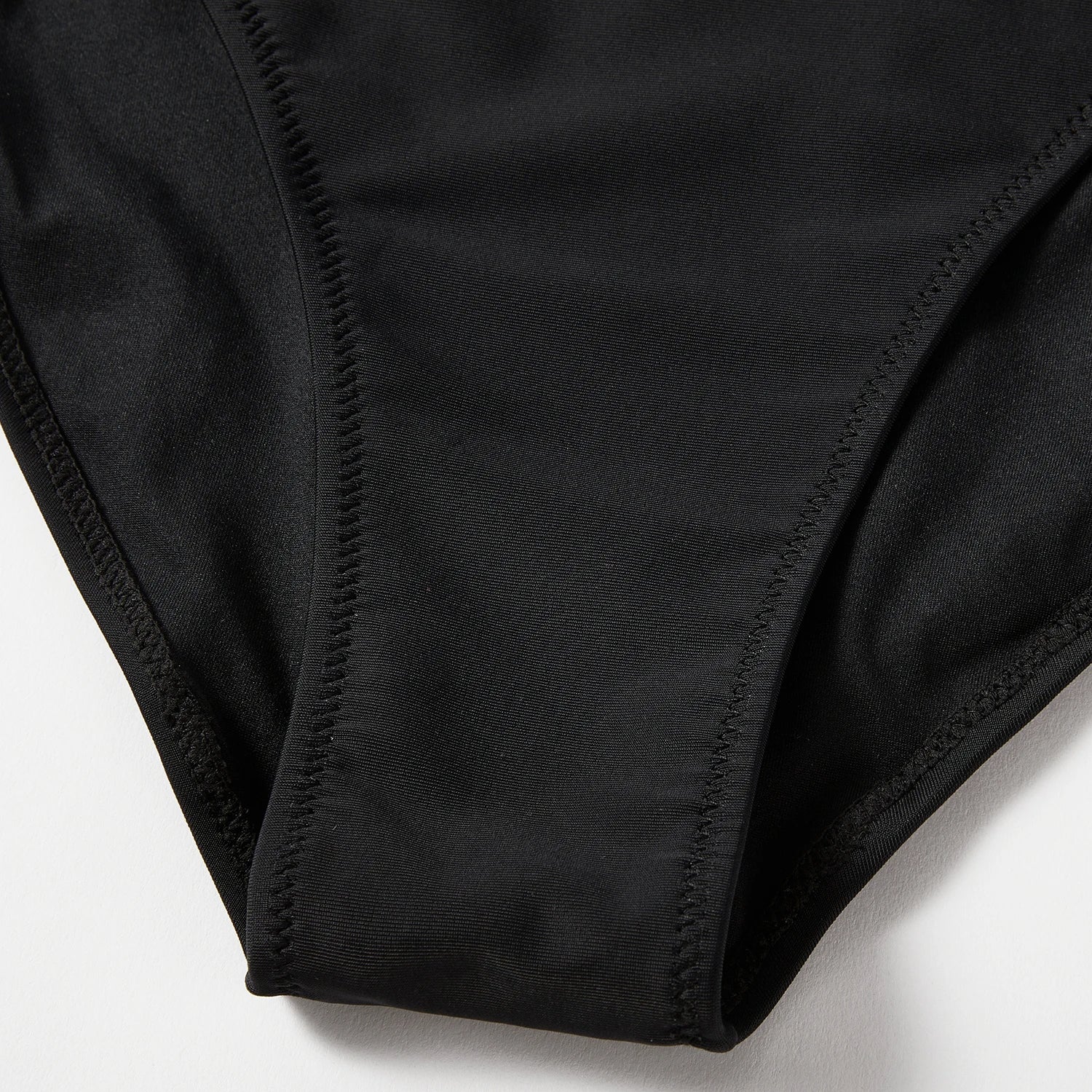 Bikini asymétrique à taille haute – allure glamour et féminine pour briller au soleil