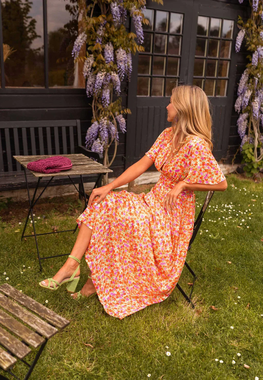 Robe longue fleurie à taille marquée et coupe fluide pour l'été