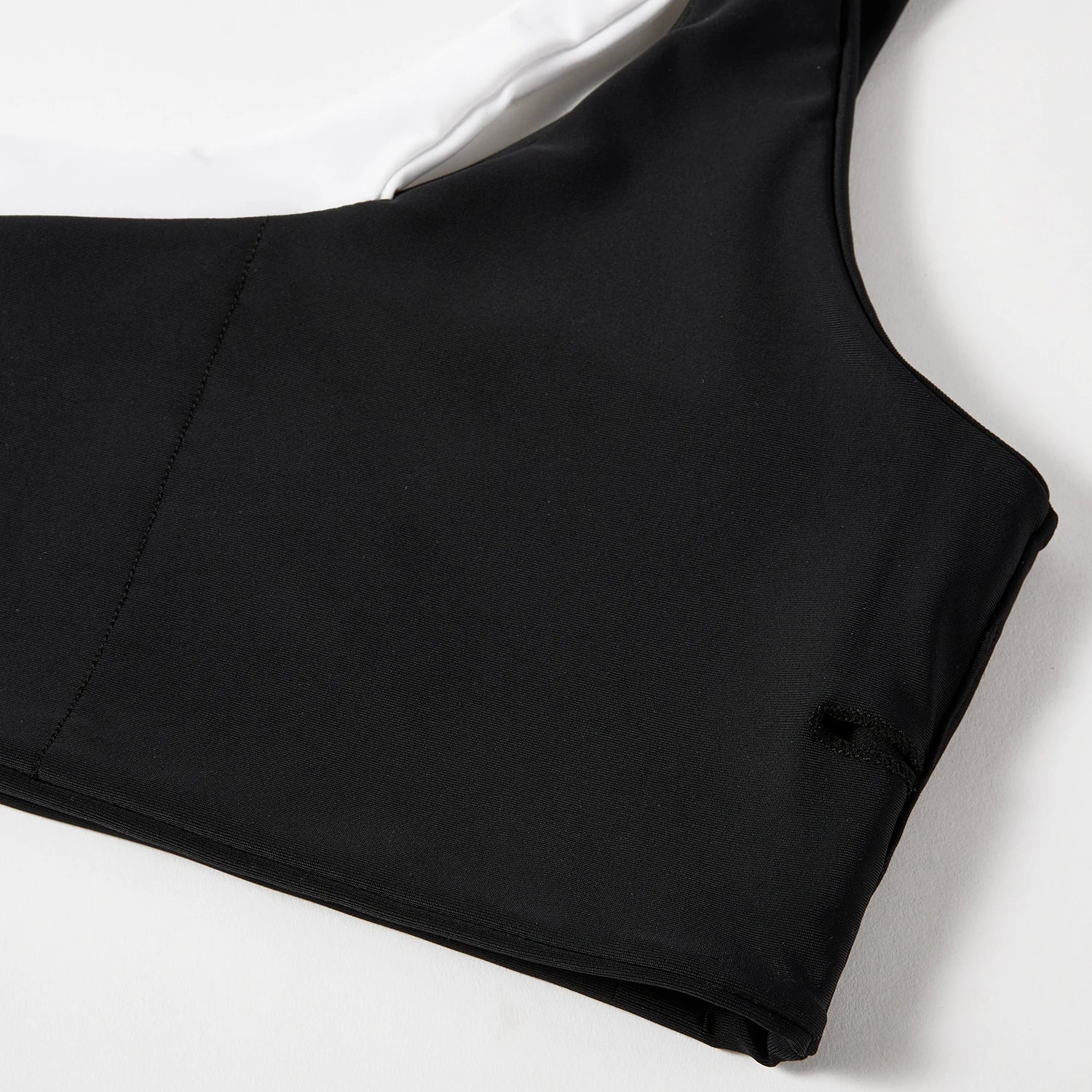 Bikini asymétrique à taille haute – allure glamour et féminine pour briller au soleil