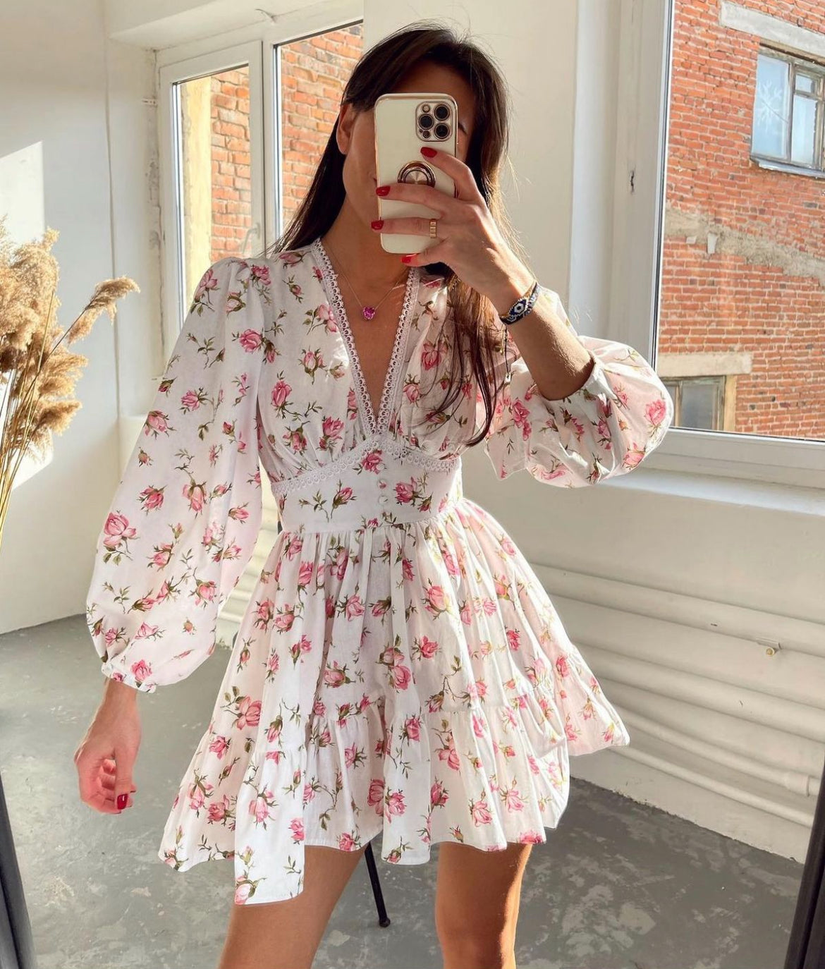 Joséphine – Robe mini à motif floral manches longues bouffantes et col en V femme