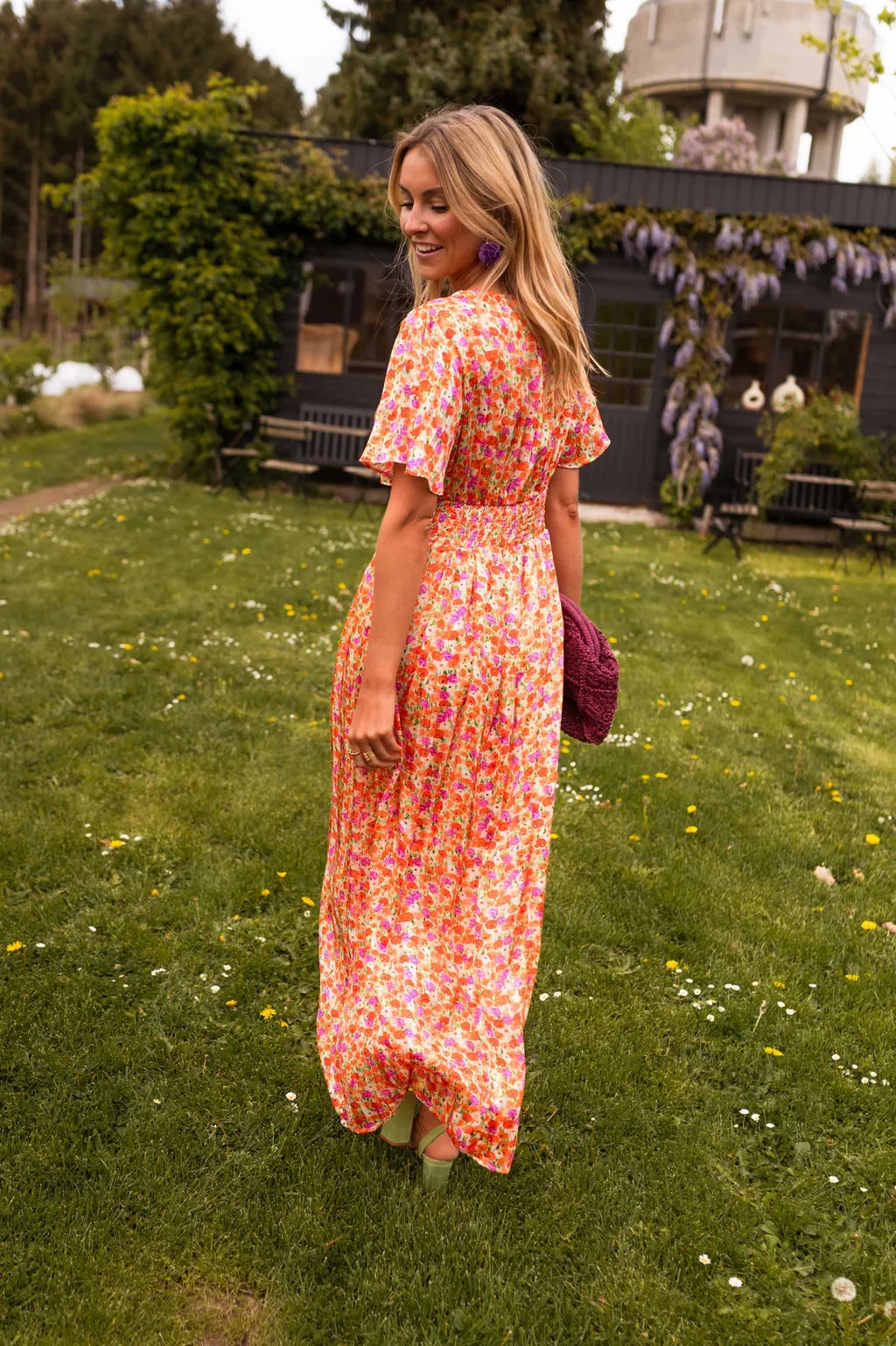 Robe longue fleurie à taille marquée et coupe fluide pour l'été