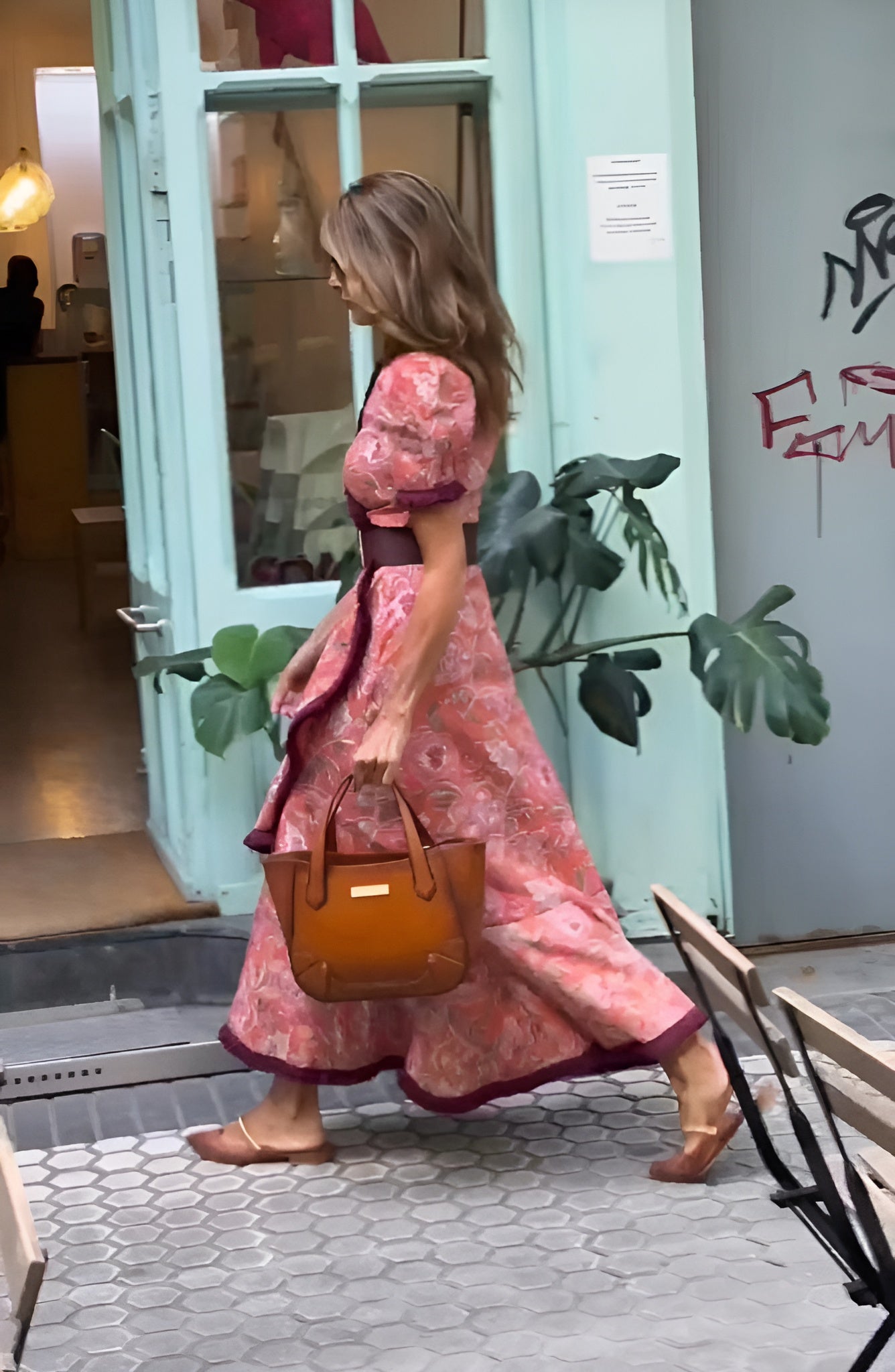 Robe longue fluide à manches courtes et taille cintrée