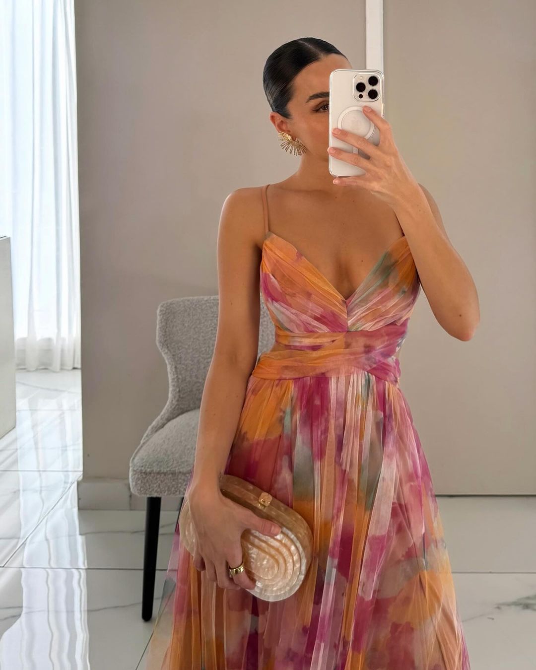 Robe d’été fluide à imprimé fleuri – silhouette féminine et légère