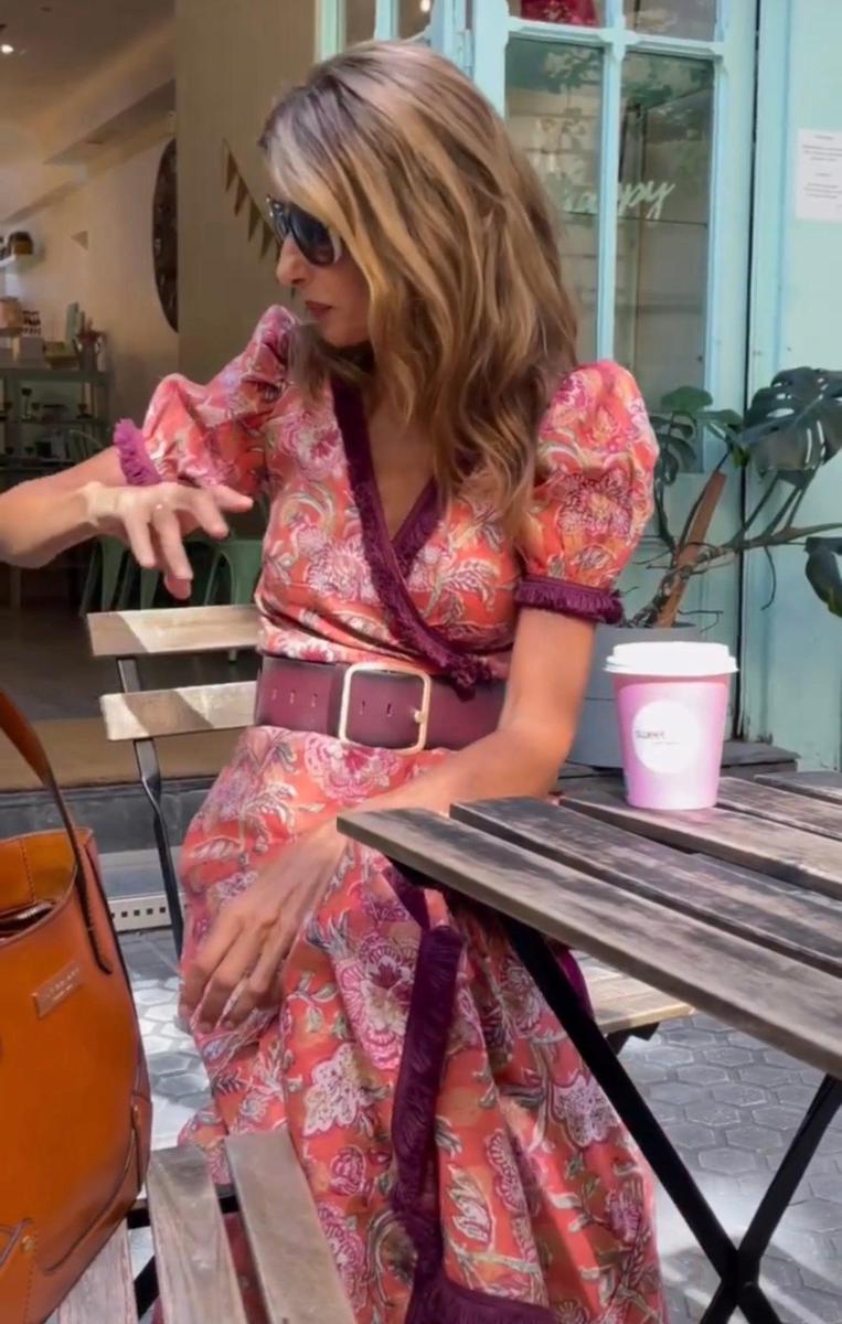 Robe longue fluide à manches courtes et taille cintrée