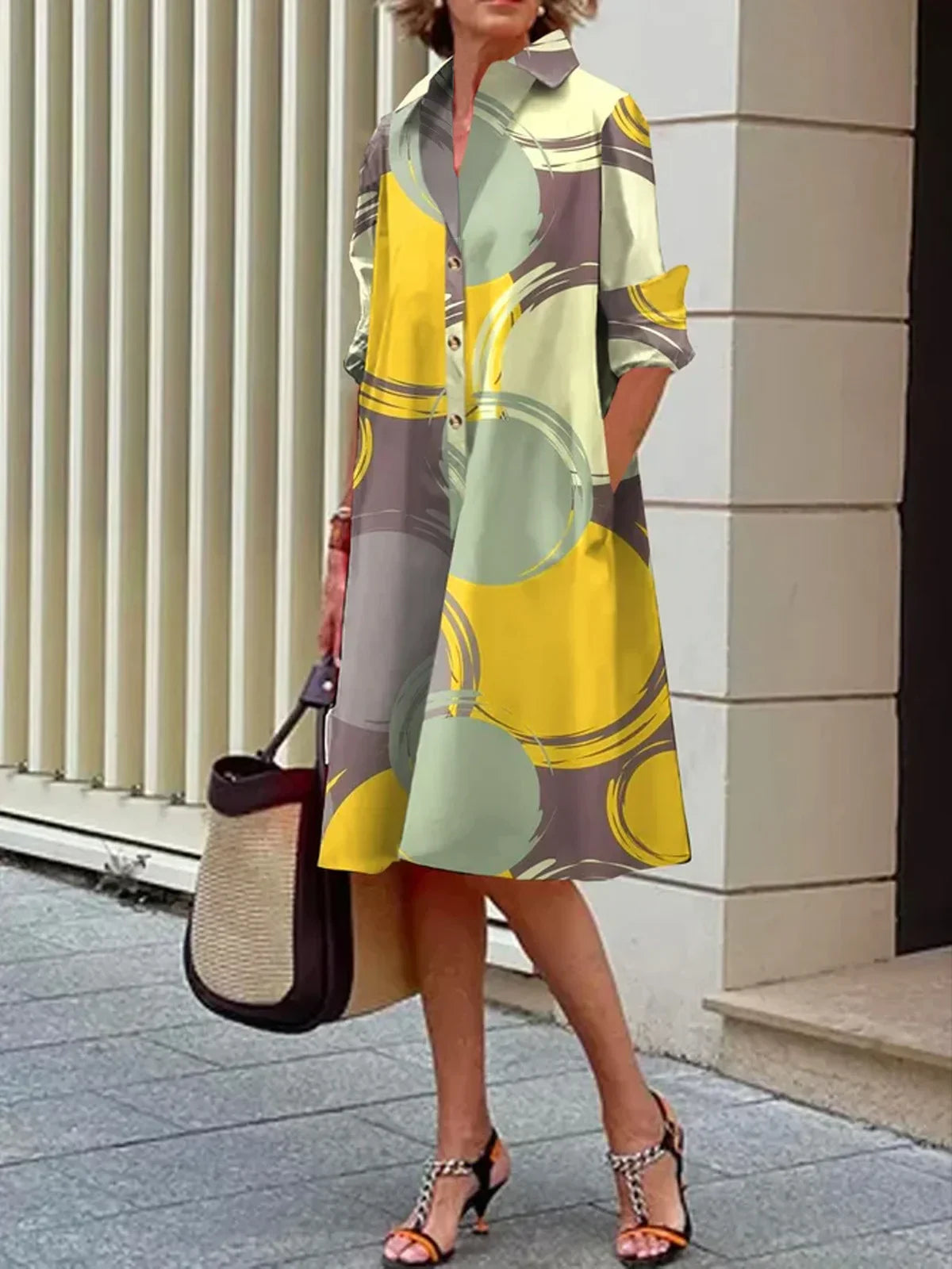 Robe-Chemise à Pois Abstraits – Élégance Structurée et Touche Moderne pour un Look Polyvalent