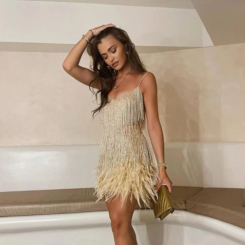 Manon – Robe mini à fines bretelles avec franges et ourlet à plumes femme