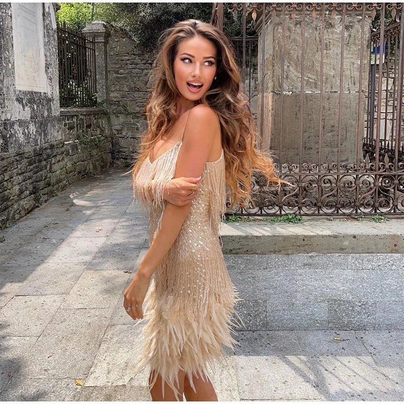 Manon – Robe mini à fines bretelles avec franges et ourlet à plumes femme
