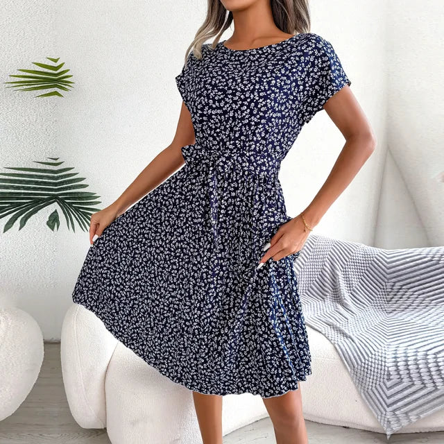 Amandine – Robe midi plissée à manches courtes avec ceinture à nouer femme