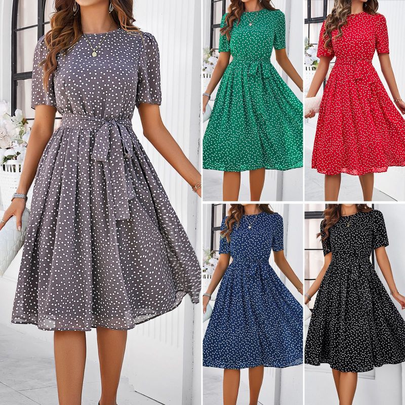 Robe midi à pois évasée et ceinturée à manches courtes
