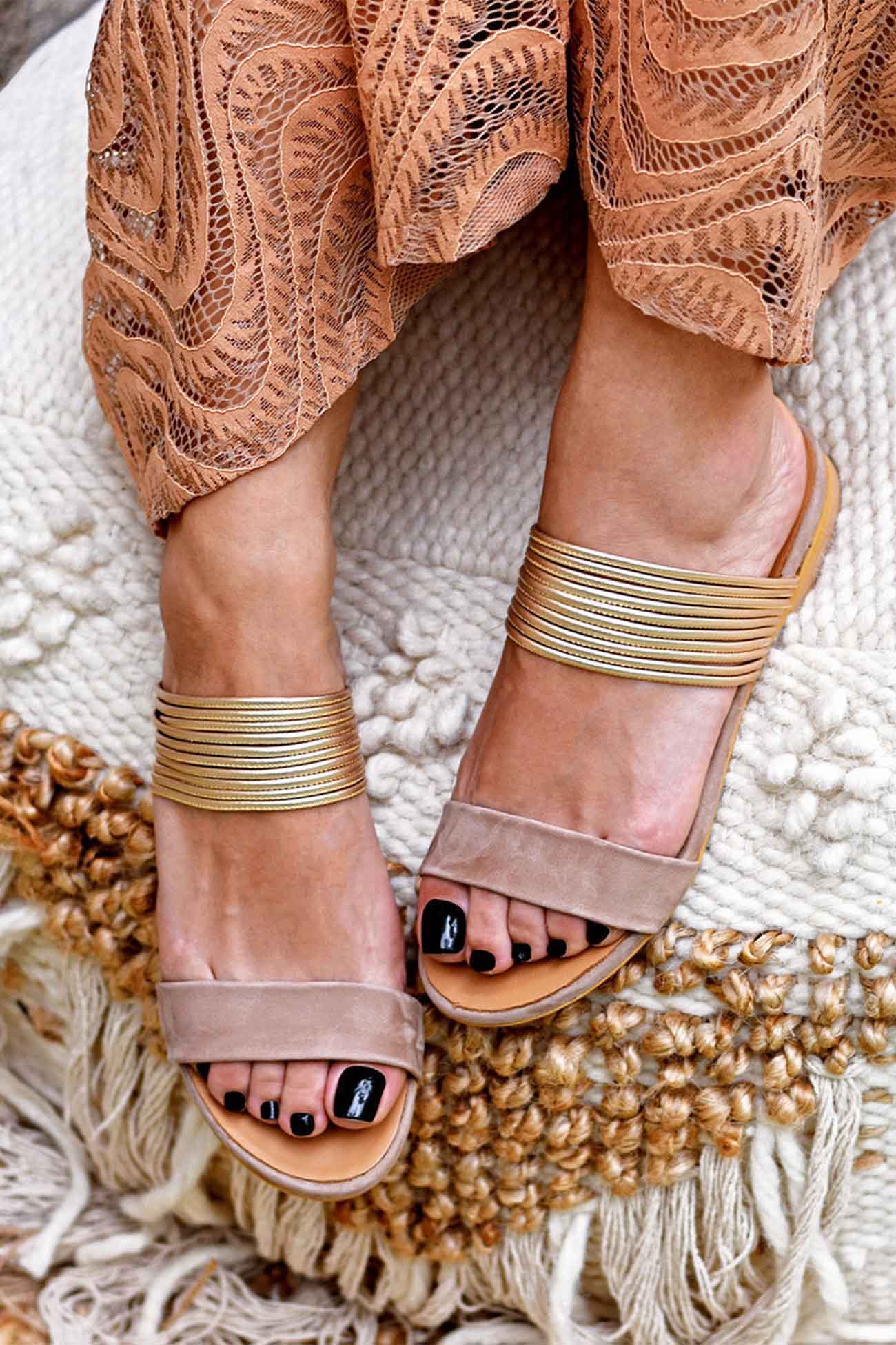 Clémentine – Sandales Plates à Brides Ouvertes en Suédine