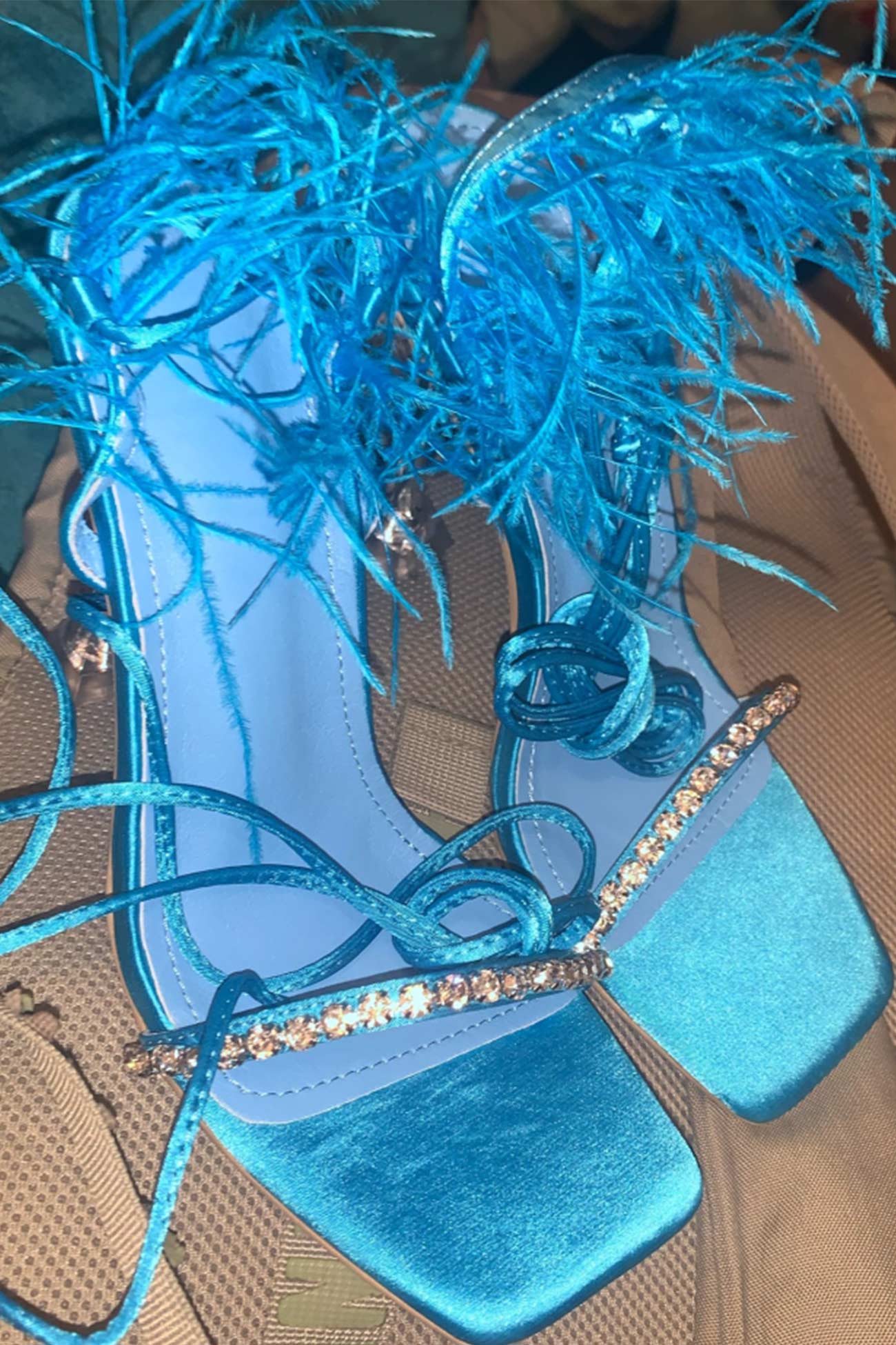 Isaure – Sandales à Talons Hauts avec Plumes, Strass et Lacets