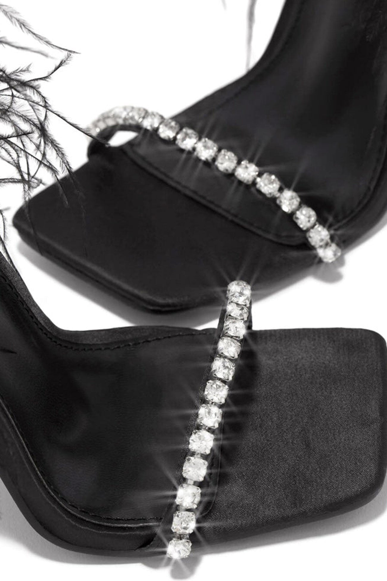 Isaure – Sandales à Talons Hauts avec Plumes, Strass et Lacets