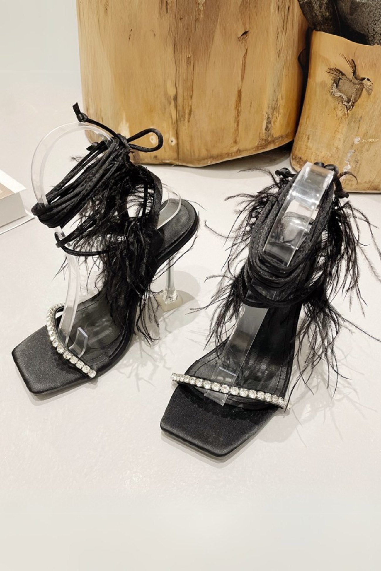 Isaure – Sandales à Talons Hauts avec Plumes, Strass et Lacets