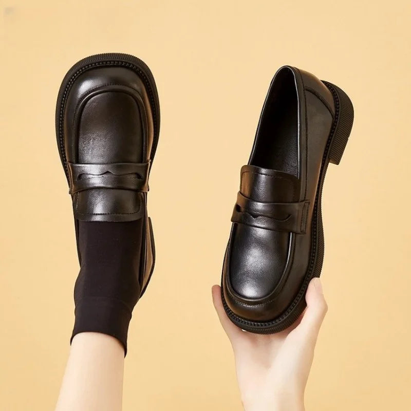 Mocassins femme à bout rond et bride en similicuir mat 2