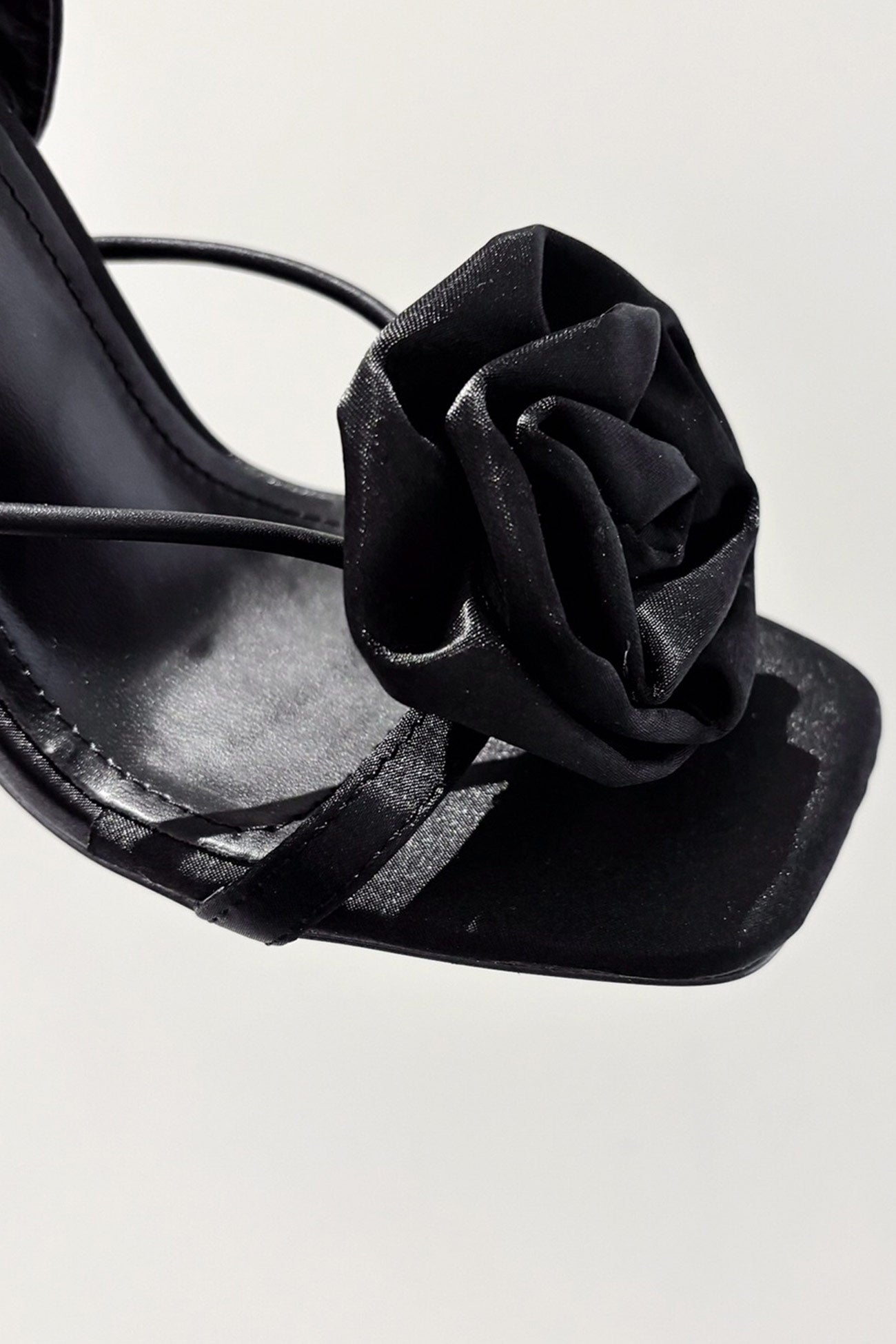 Solène – Escarpins Satinés à Talon Haut avec Fleur Corsage