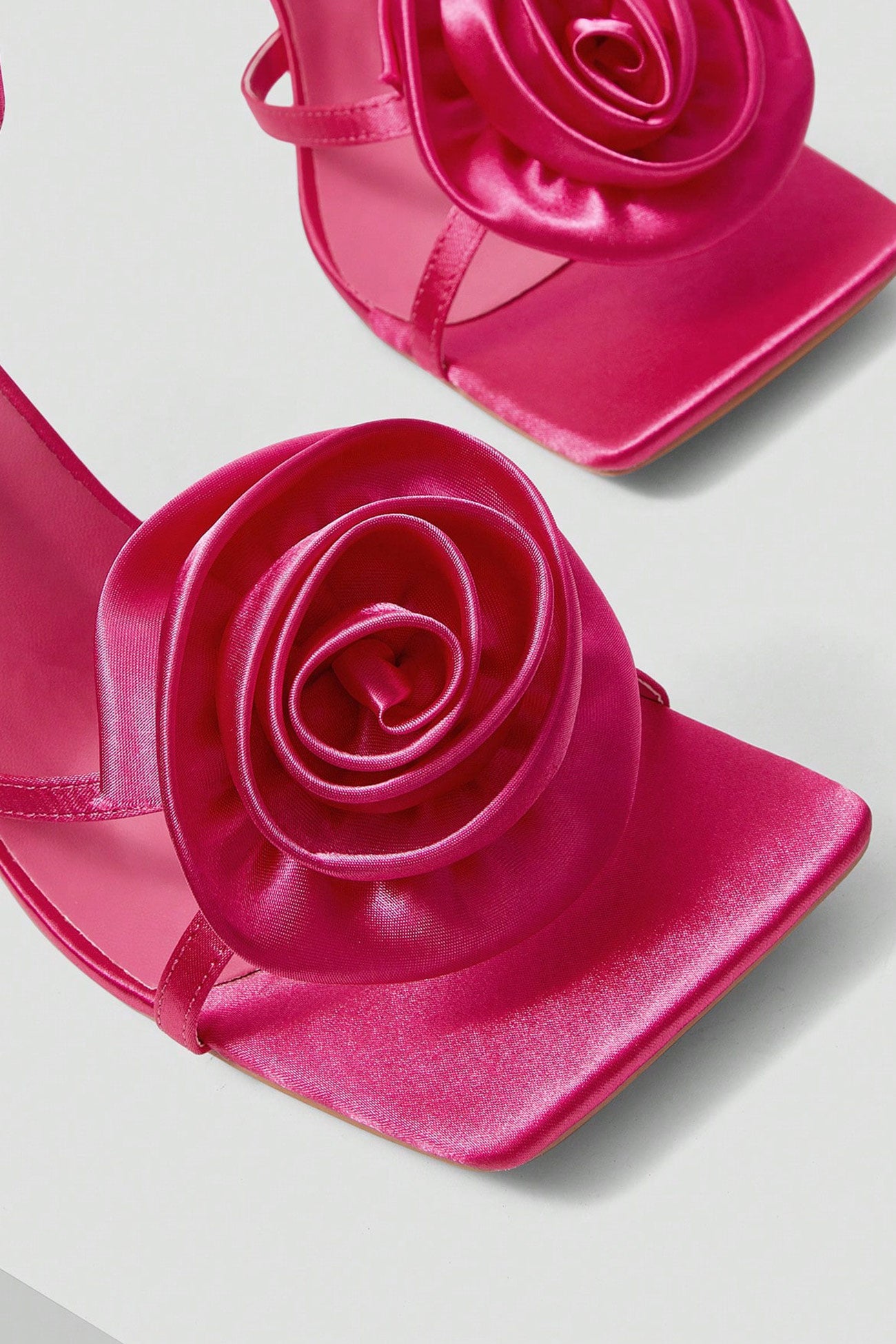 Solène – Escarpins Satinés à Talon Haut avec Fleur Corsage